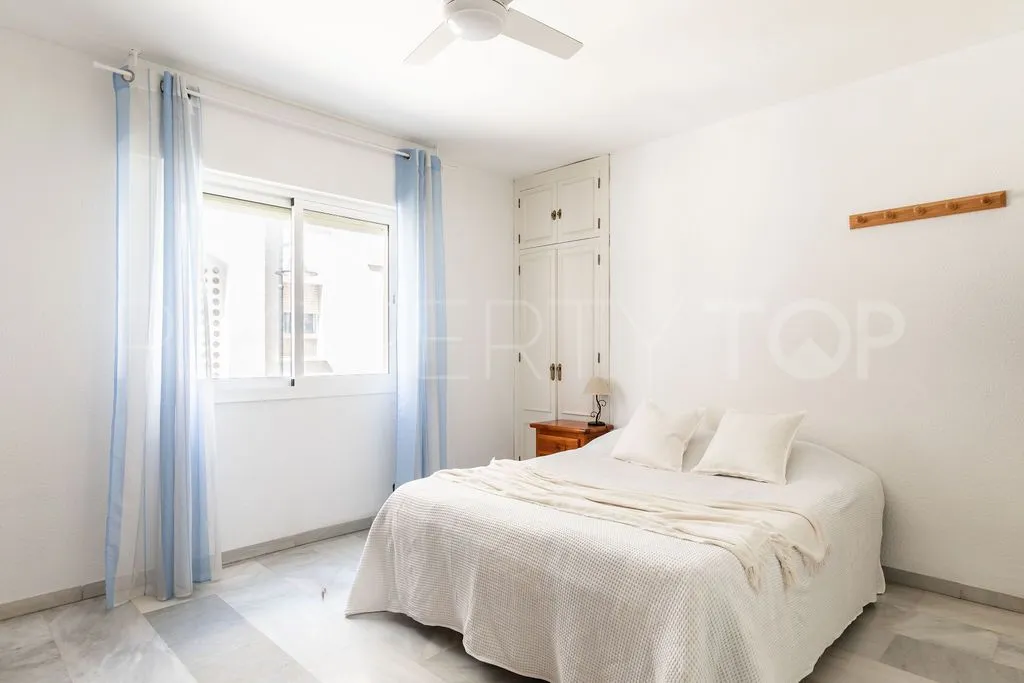 Se vende apartamento con 2 dormitorios en Fuengirola Puerto