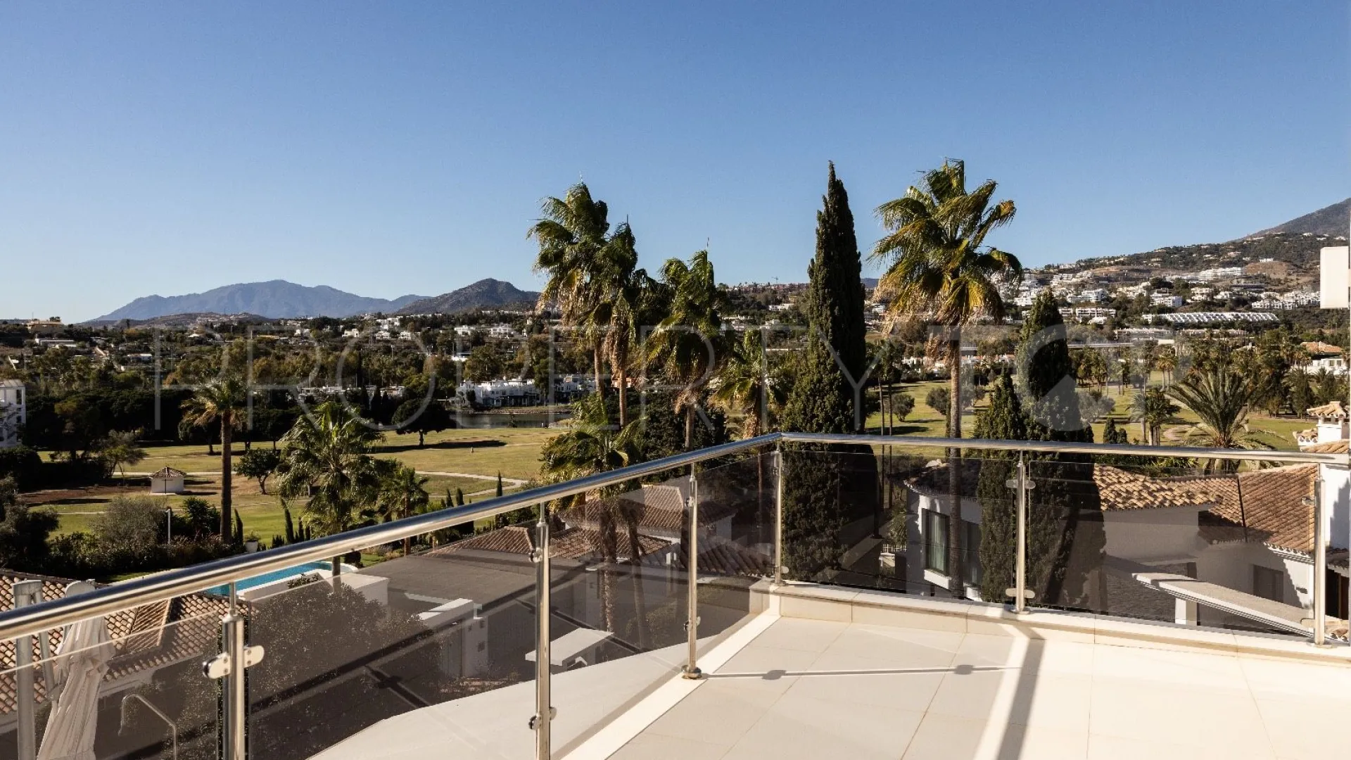 Villa for sale in Nueva Andalucia