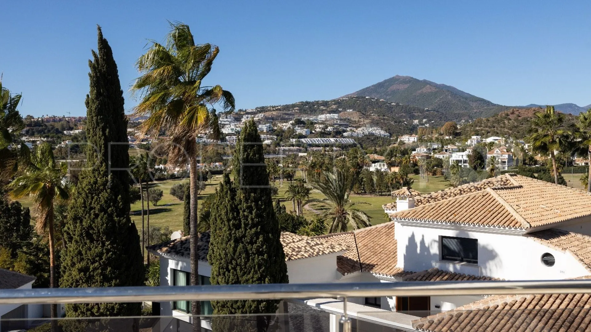 Villa for sale in Nueva Andalucia