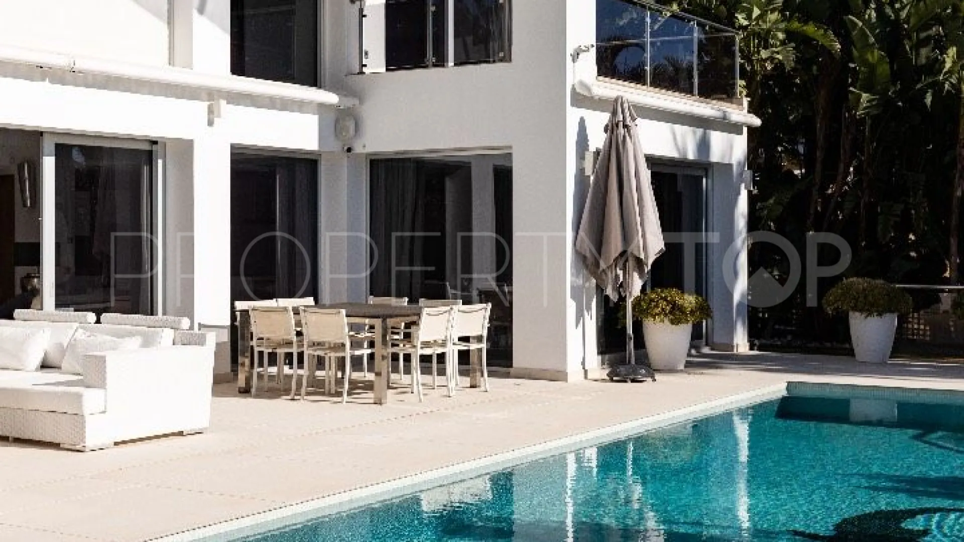 Villa for sale in Nueva Andalucia