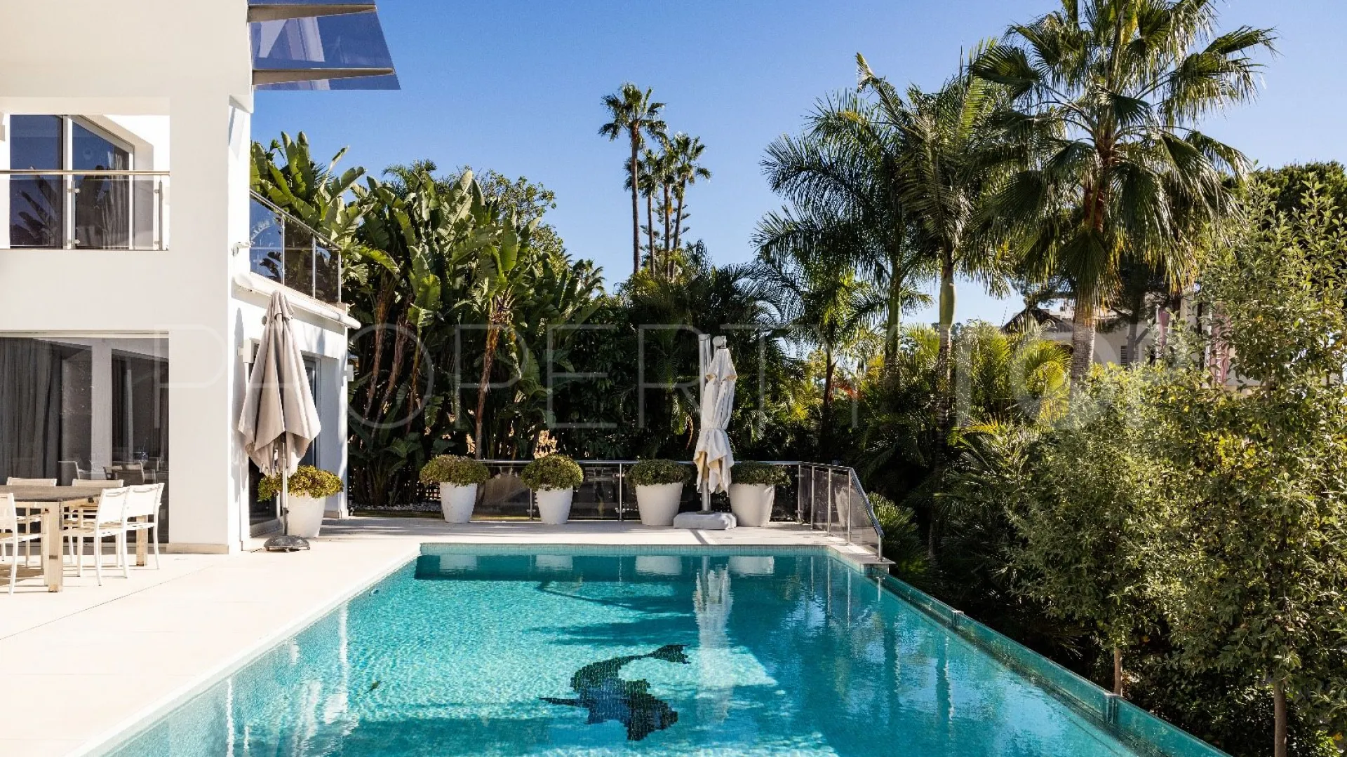 Villa for sale in Nueva Andalucia