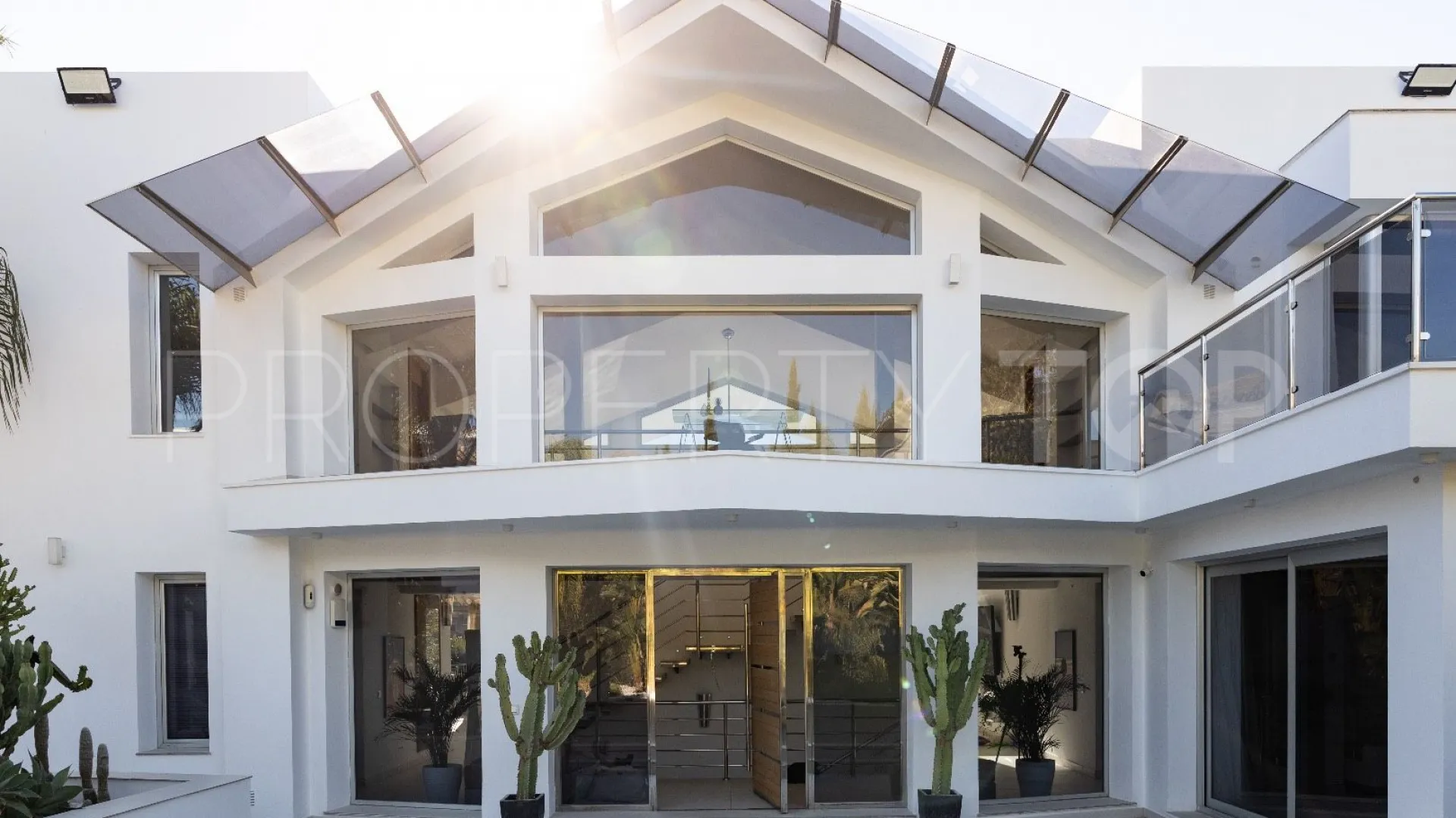 Villa for sale in Nueva Andalucia