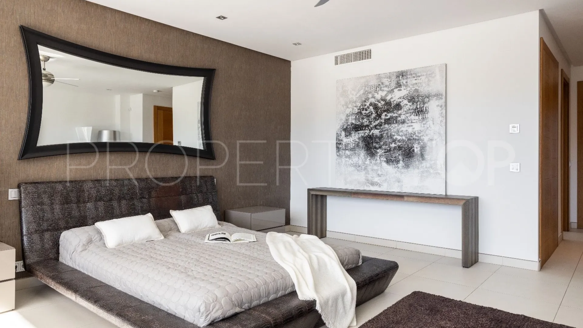 Villa for sale in Nueva Andalucia