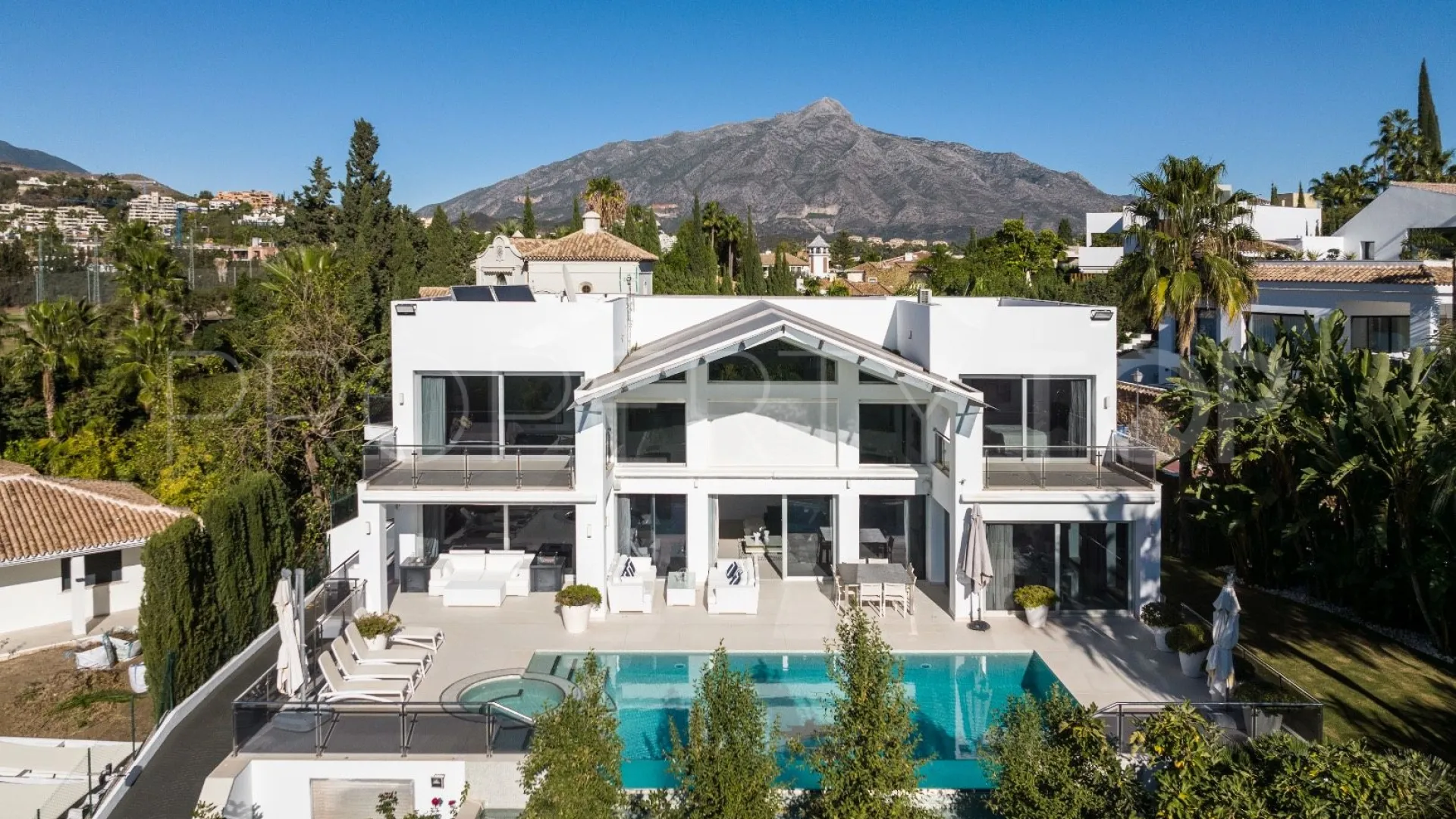 Villa for sale in Nueva Andalucia
