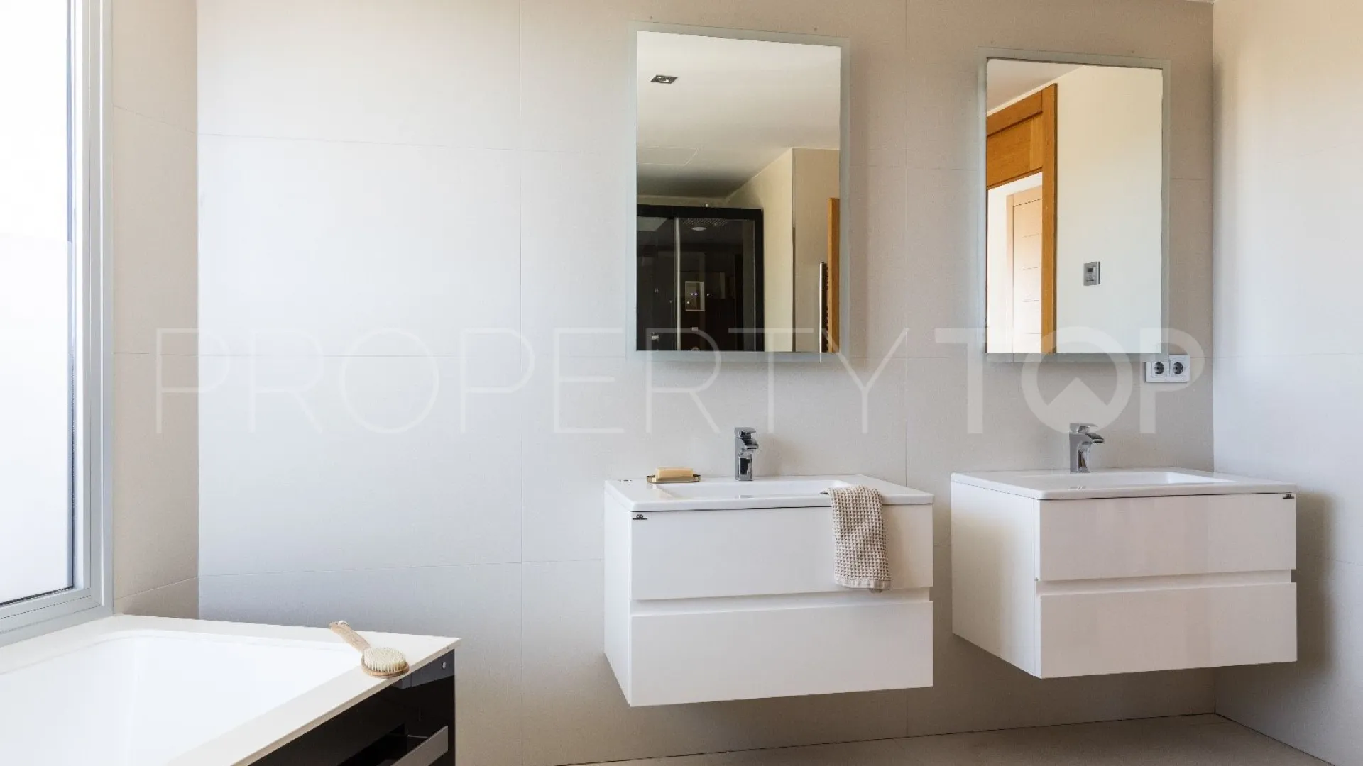 Villa for sale in Nueva Andalucia