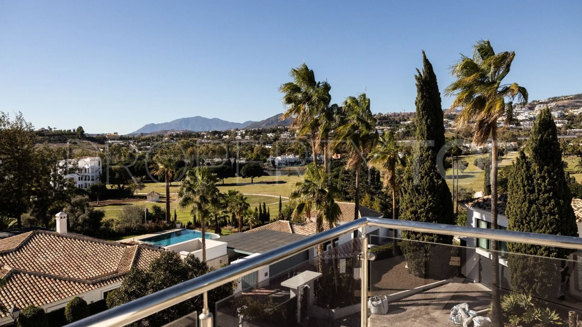 Villa for sale in Nueva Andalucia