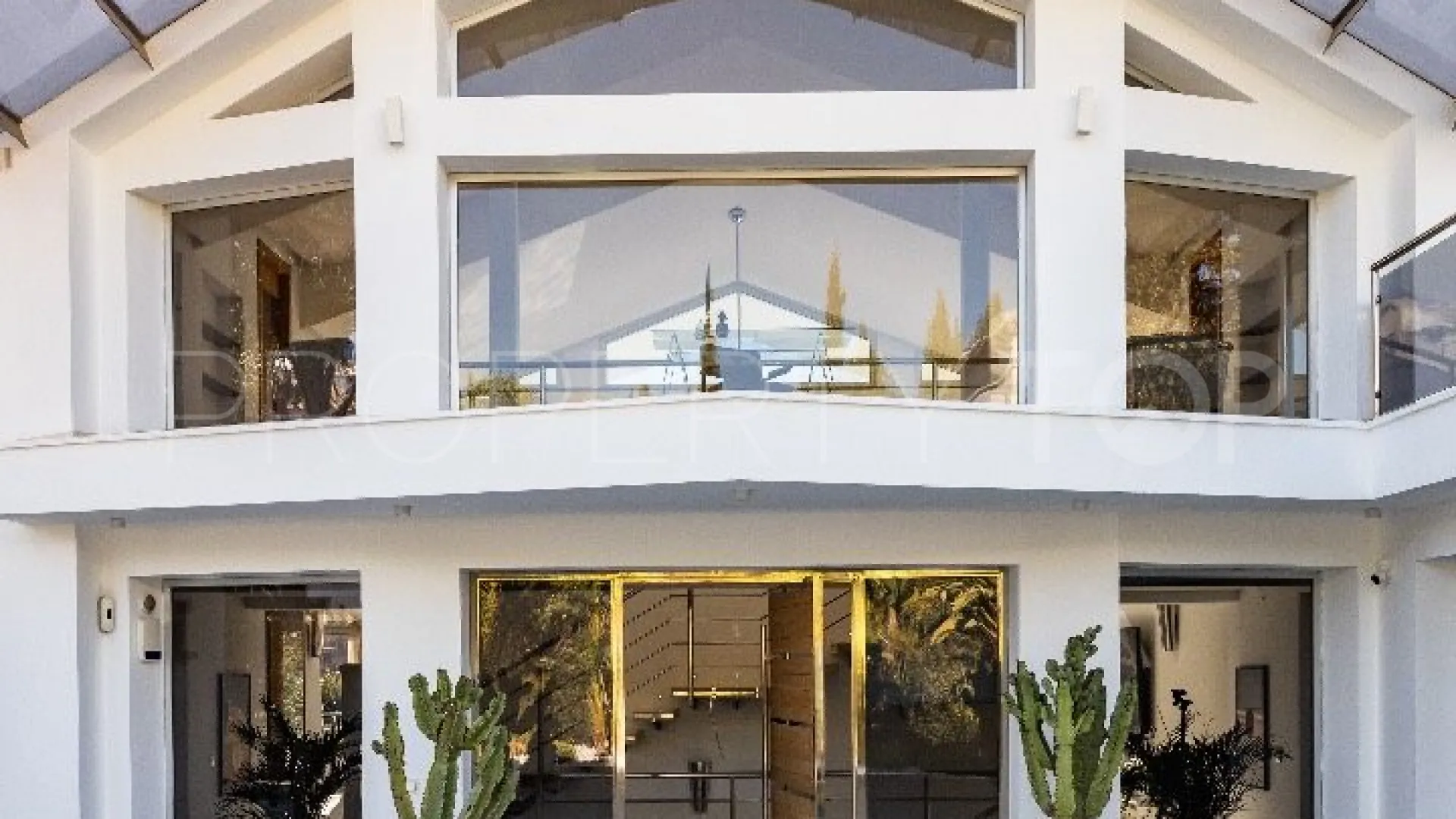 Villa for sale in Nueva Andalucia