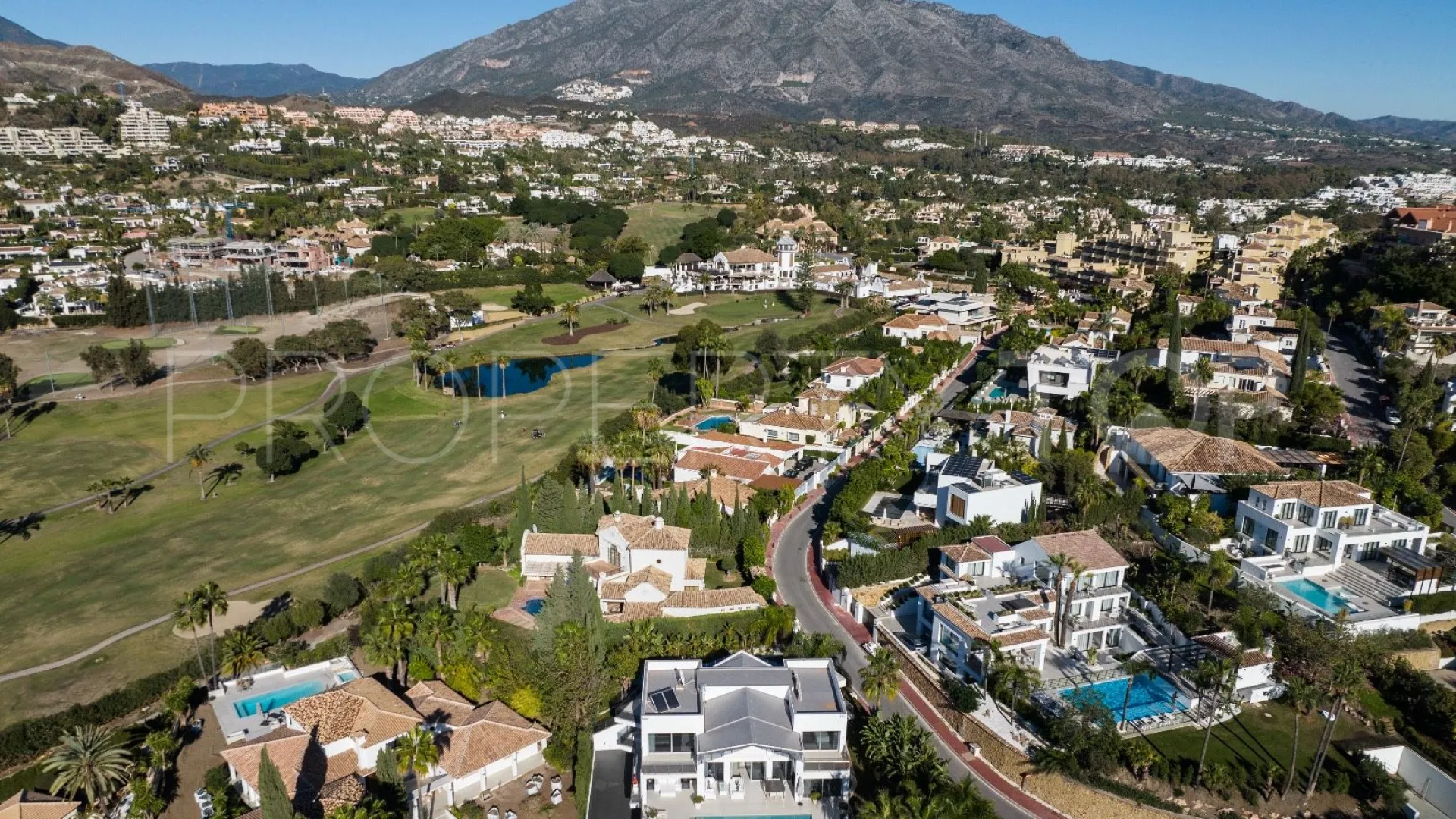 Villa for sale in Nueva Andalucia