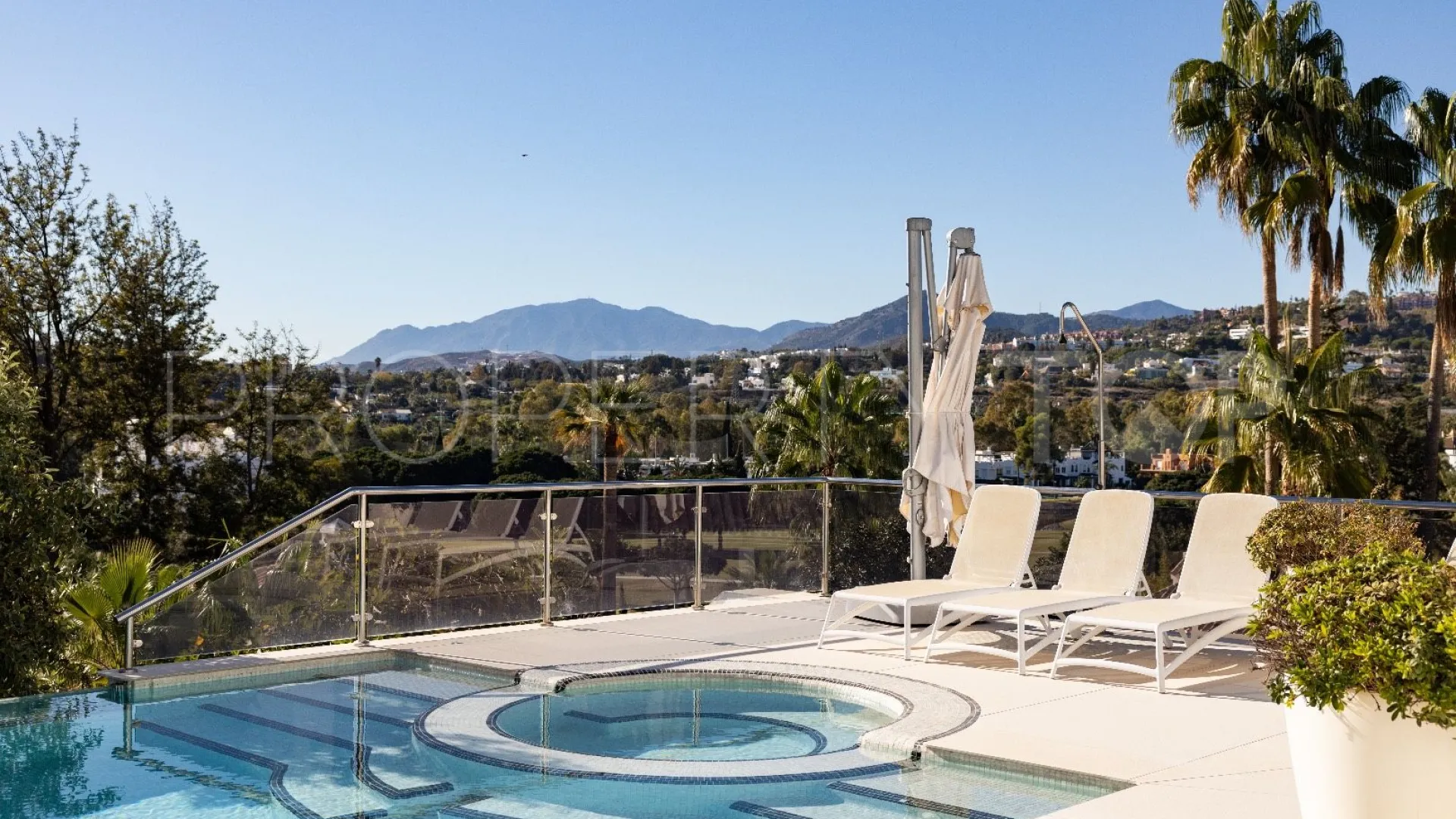 Villa for sale in Nueva Andalucia