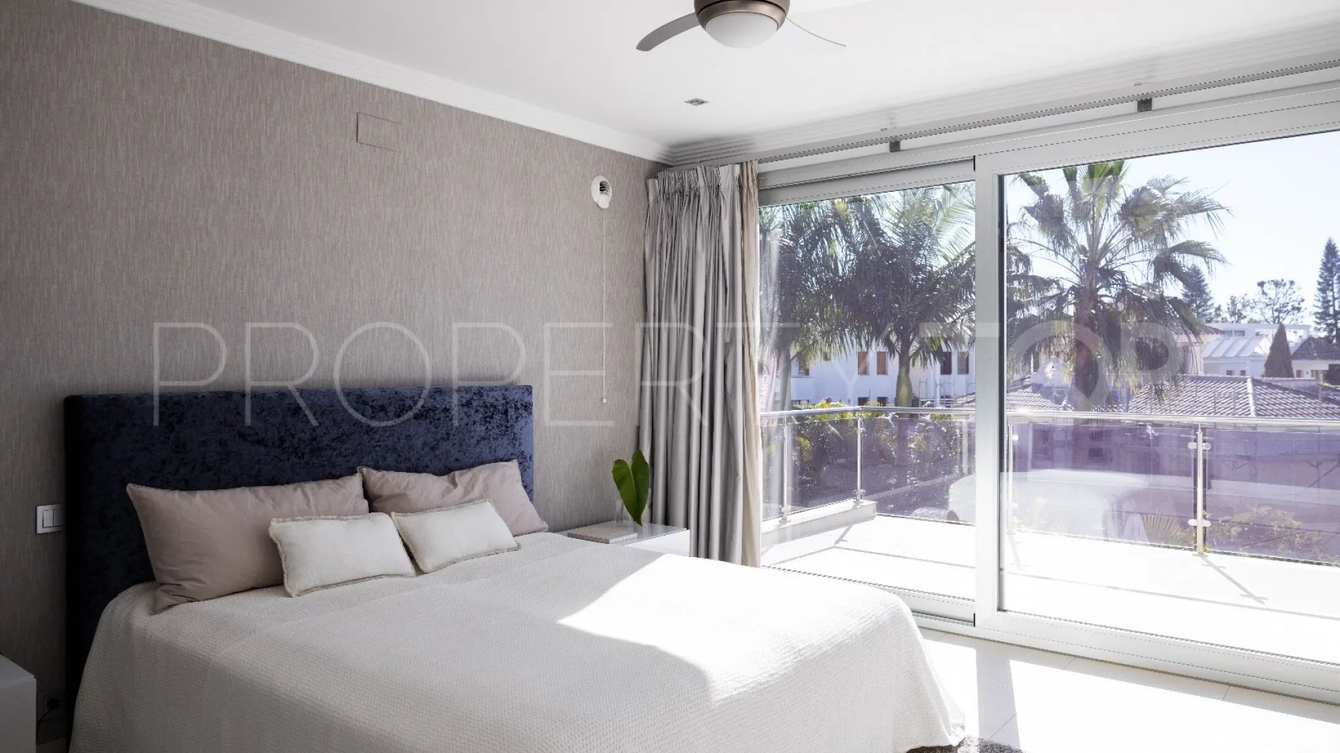 Villa for sale in Nueva Andalucia