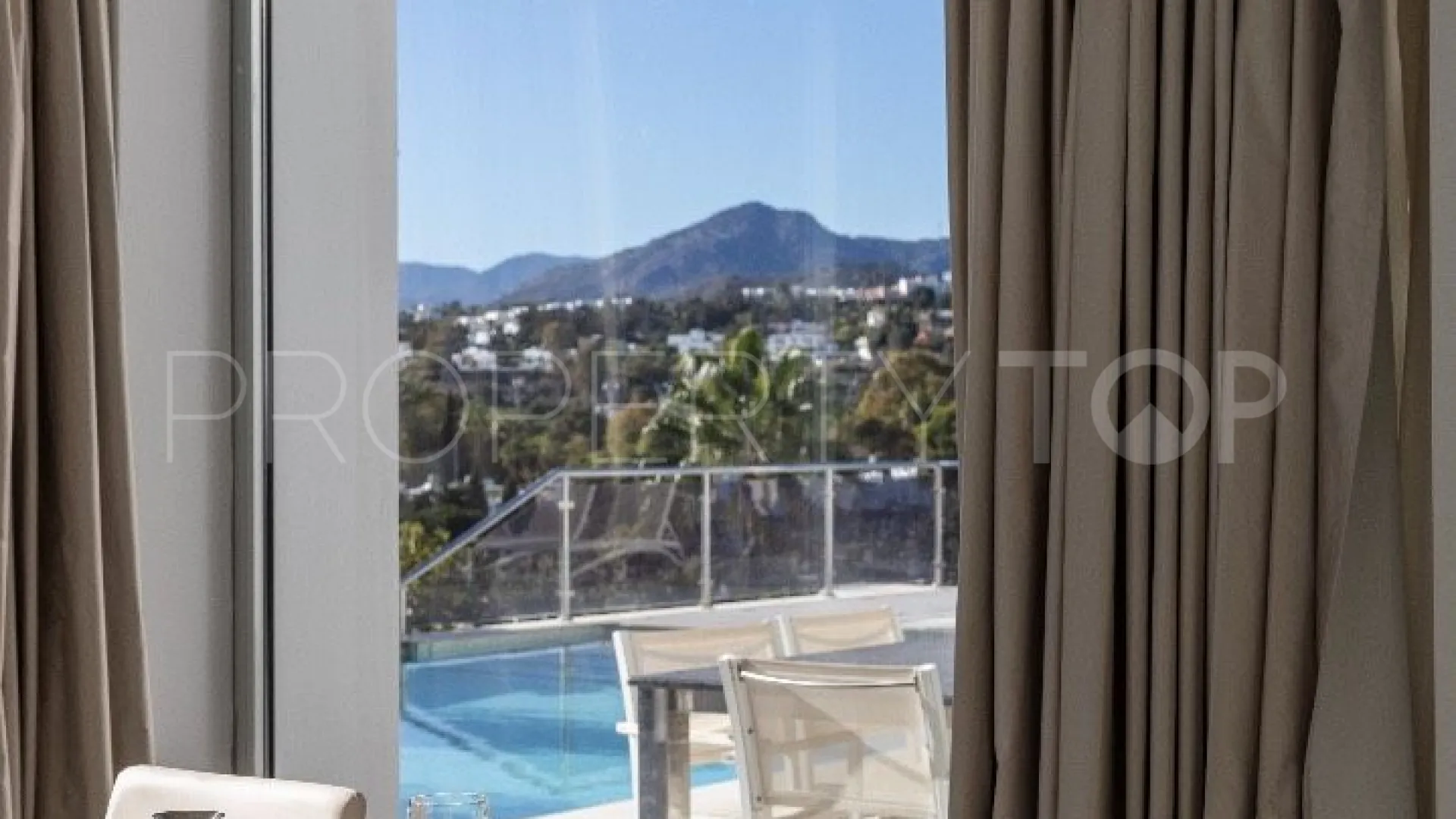 Villa for sale in Nueva Andalucia