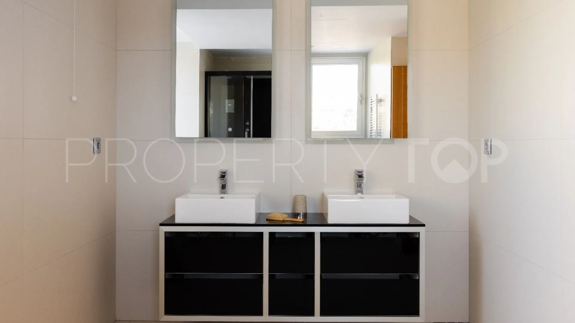 Villa for sale in Nueva Andalucia