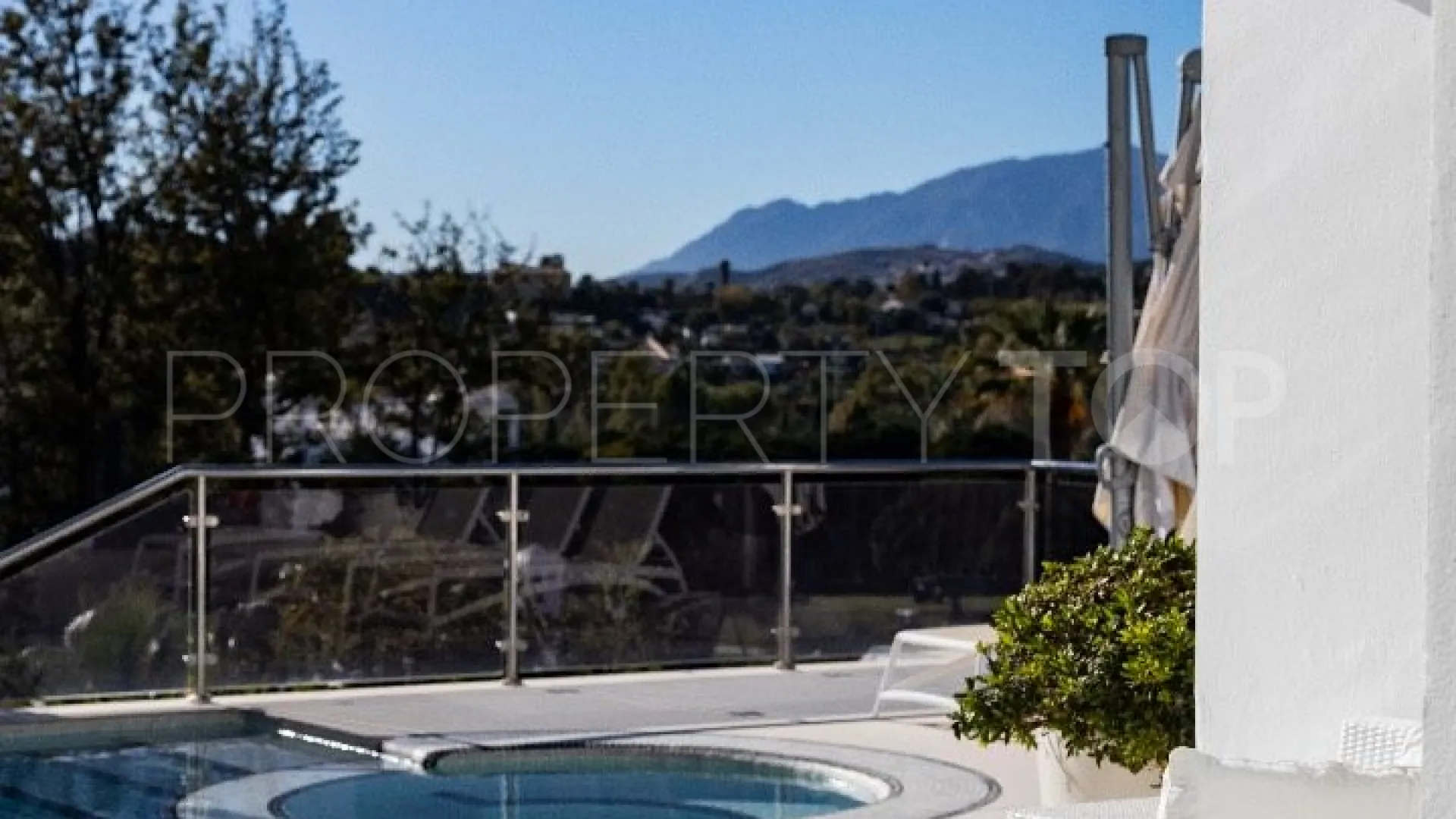 Villa for sale in Nueva Andalucia