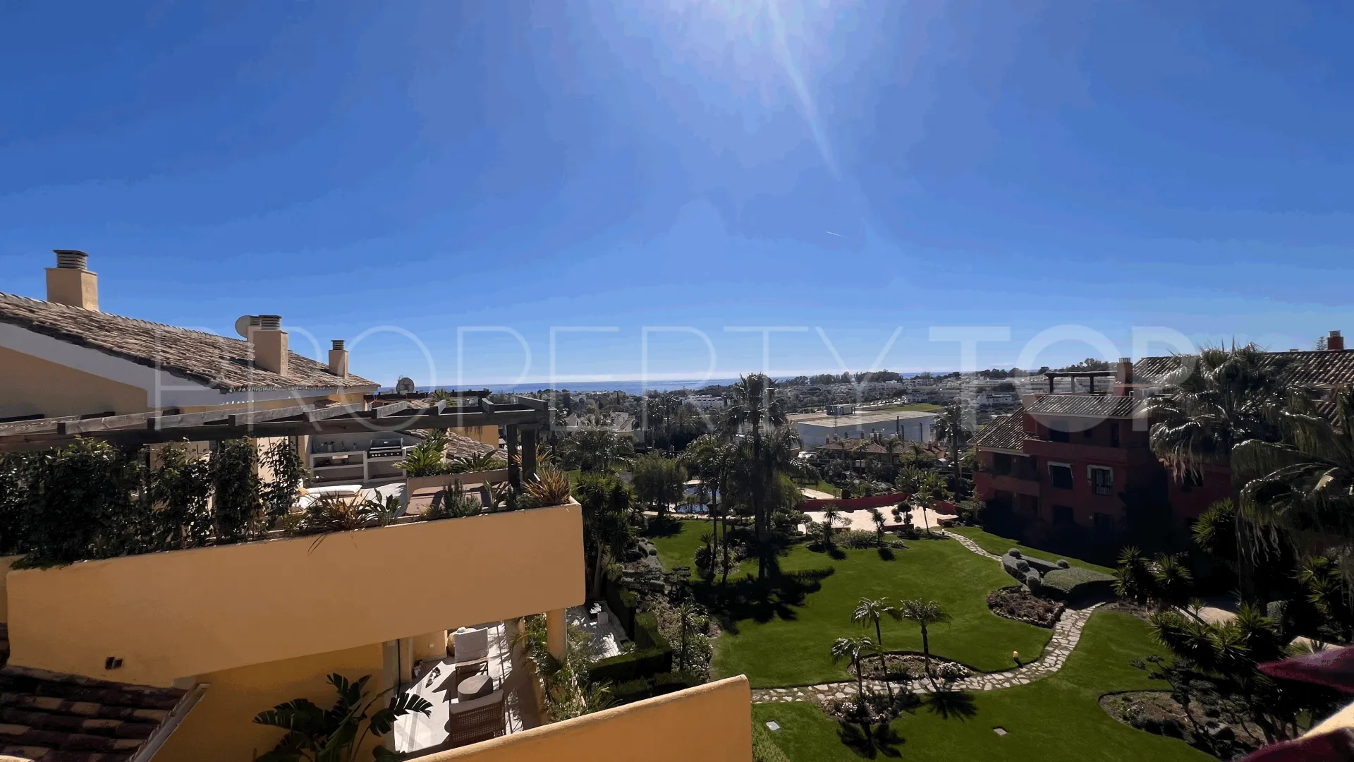 Atico duplex a la venta de 4 dormitorios en Estepona Este