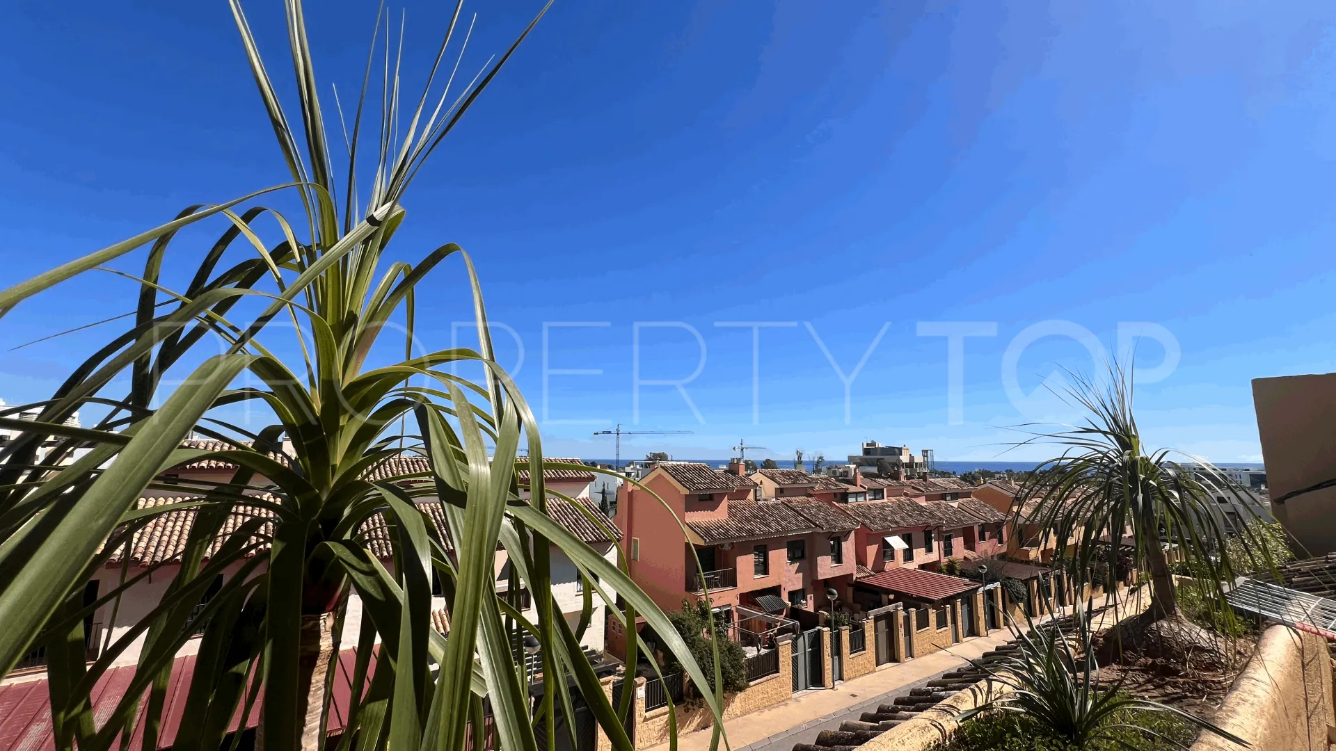 Atico duplex a la venta de 4 dormitorios en Estepona Este