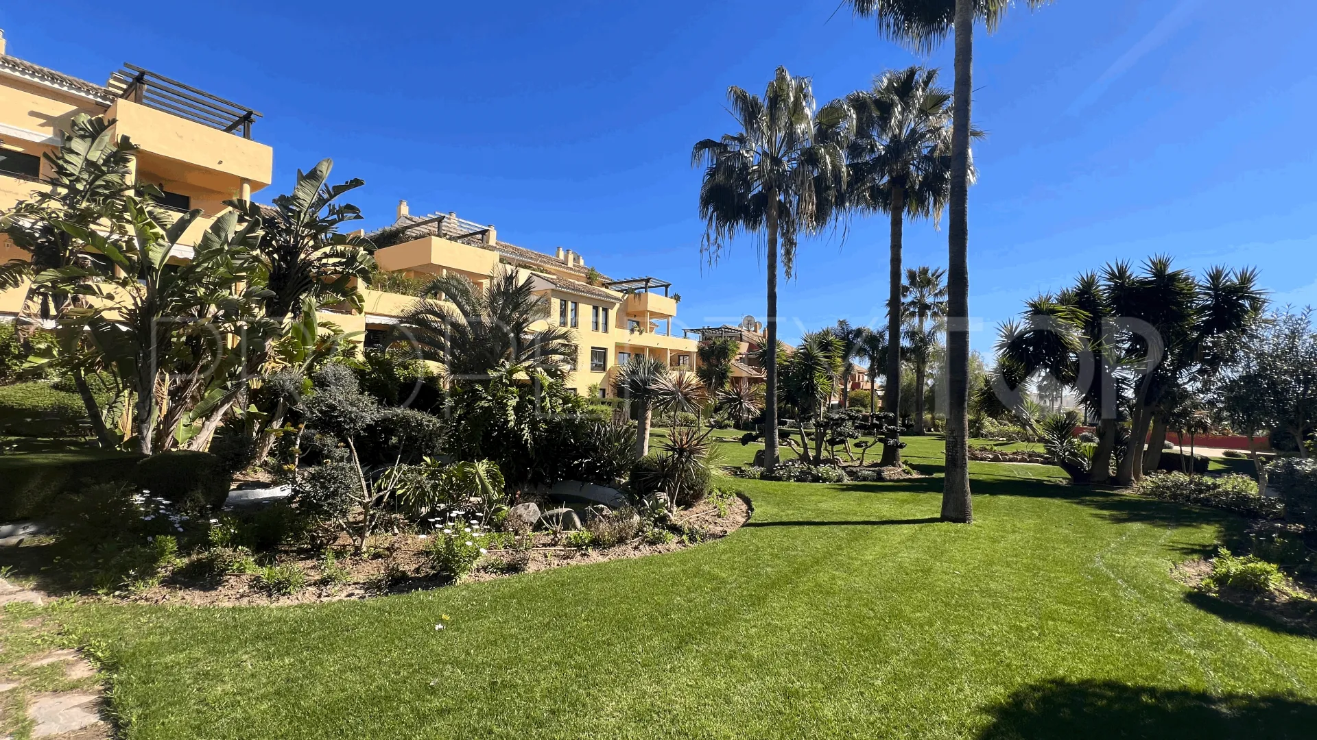 Atico duplex a la venta de 4 dormitorios en Estepona Este