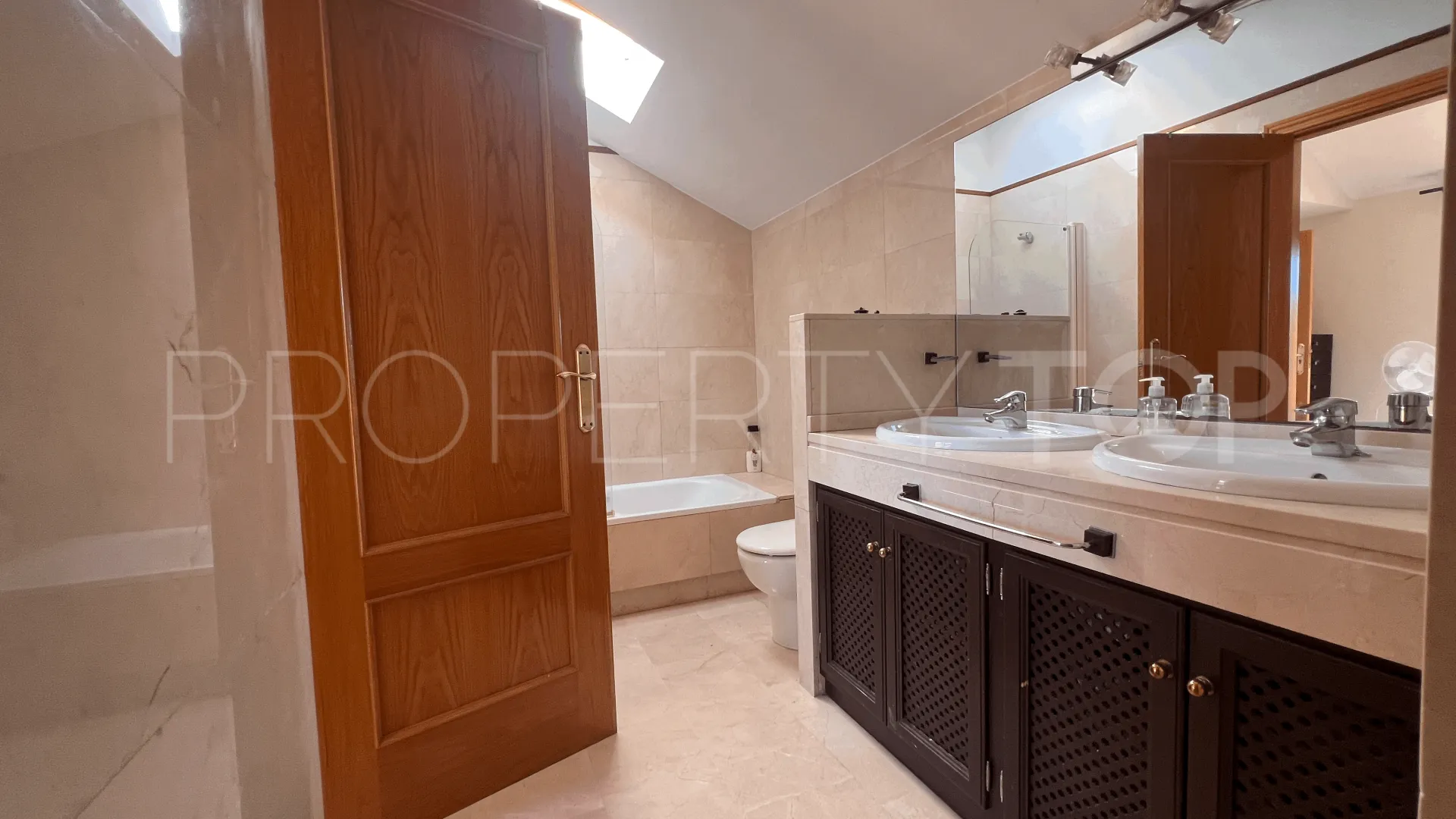 Atico duplex a la venta de 4 dormitorios en Estepona Este