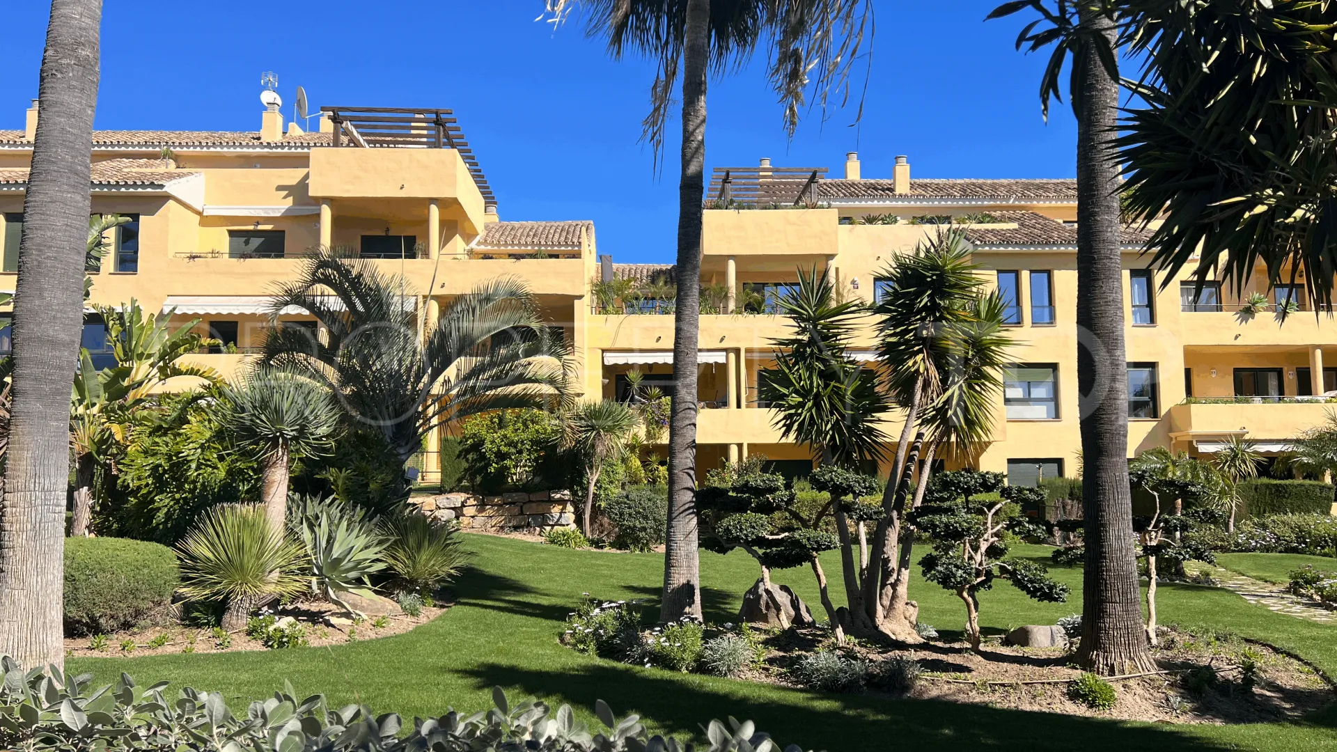 Atico duplex a la venta de 4 dormitorios en Estepona Este