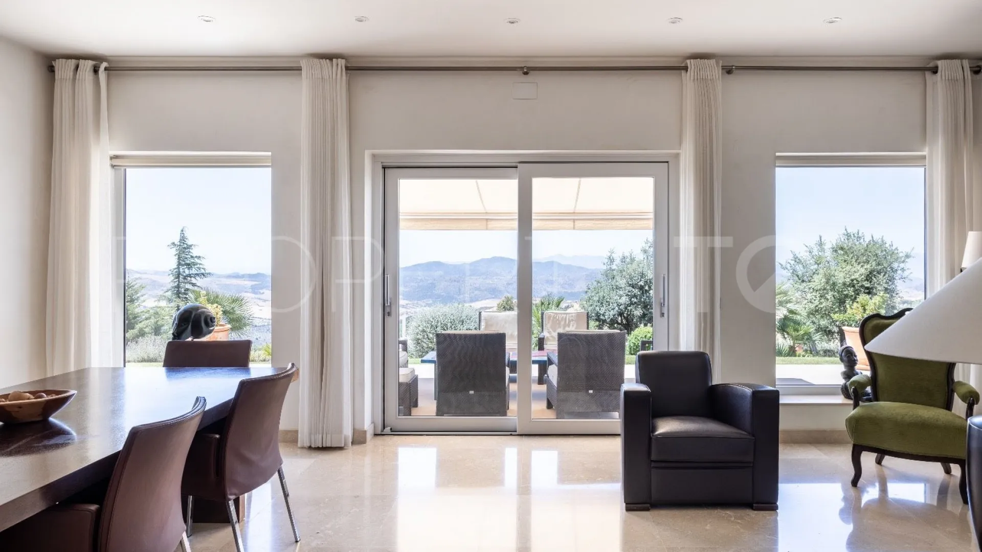 Villa de 5 dormitorios a la venta en Antequera