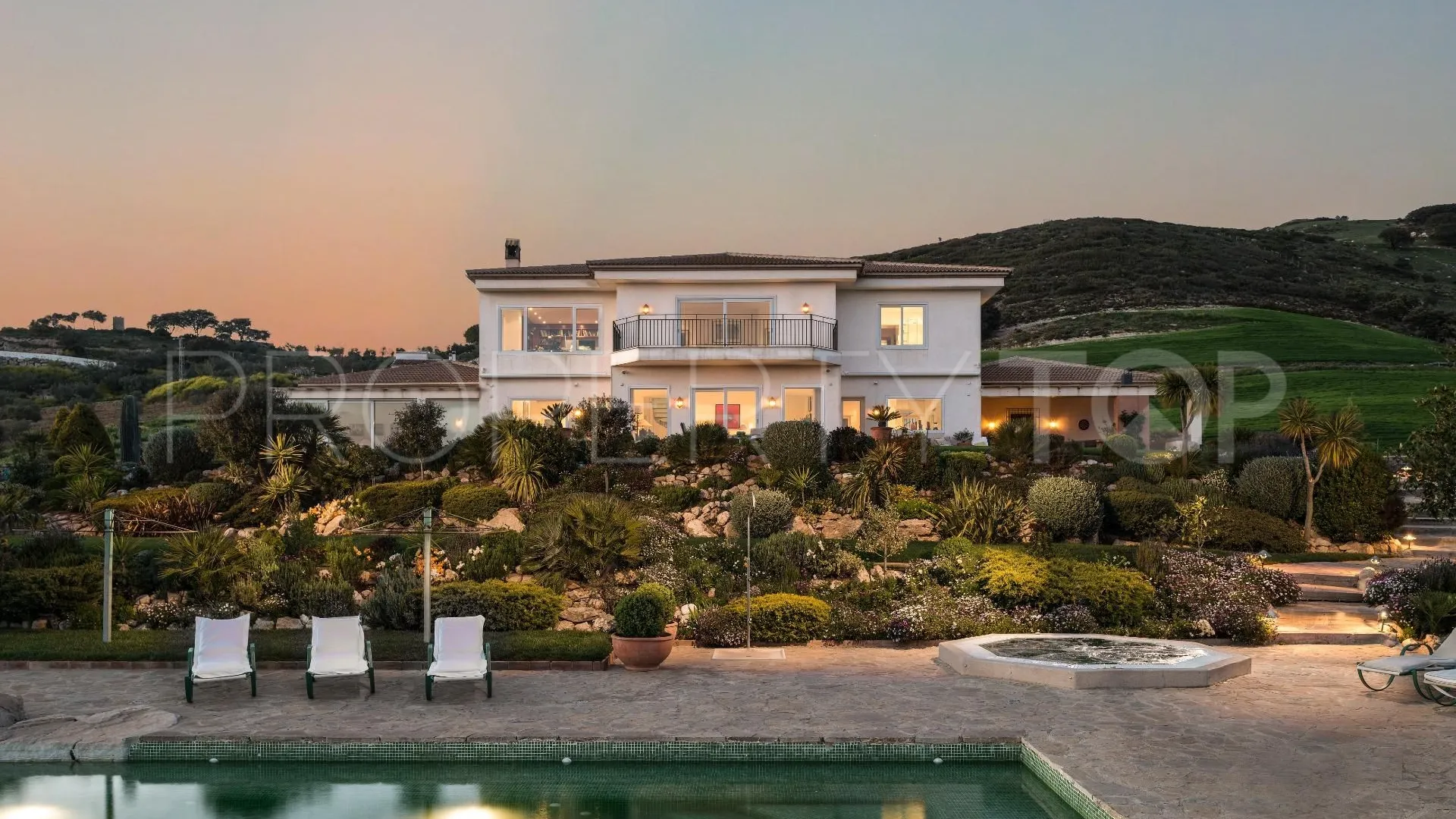 Villa de 5 dormitorios a la venta en Antequera