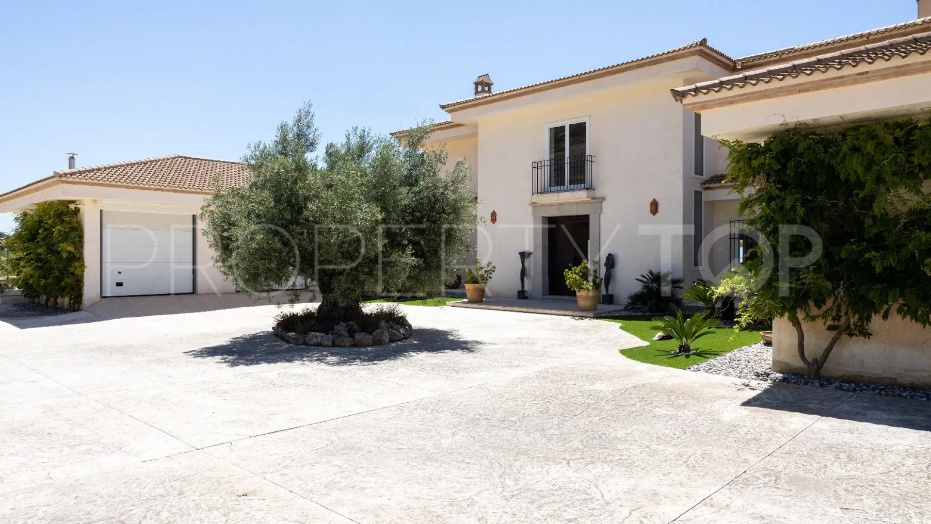 Villa de 5 dormitorios a la venta en Antequera