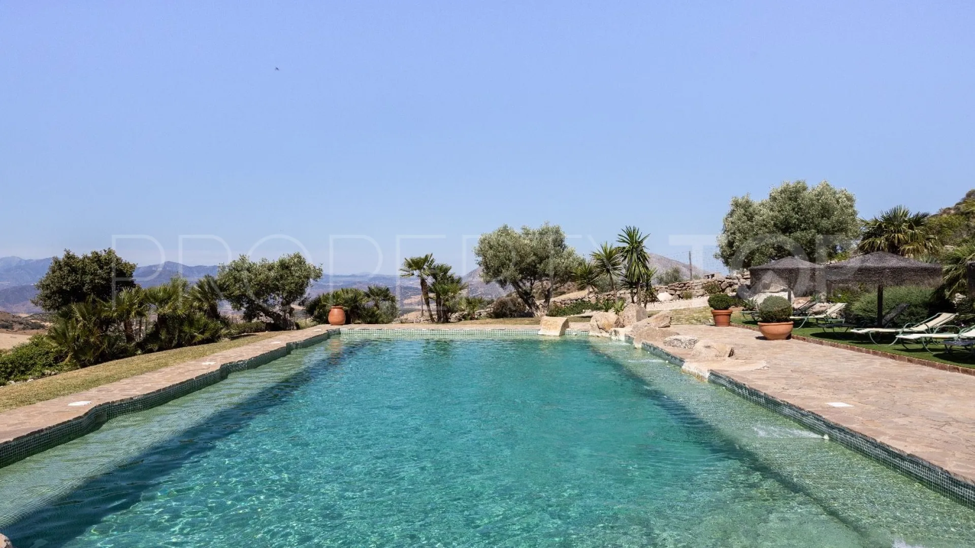 Villa de 5 dormitorios a la venta en Antequera
