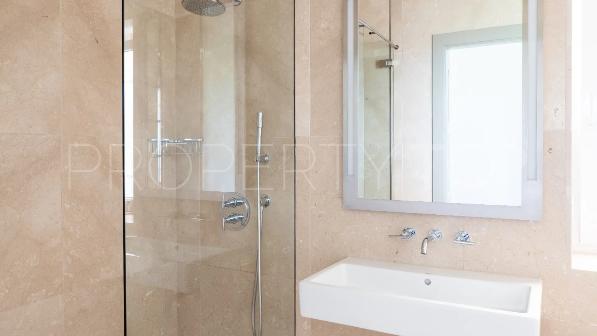 Villa de 5 dormitorios a la venta en Antequera
