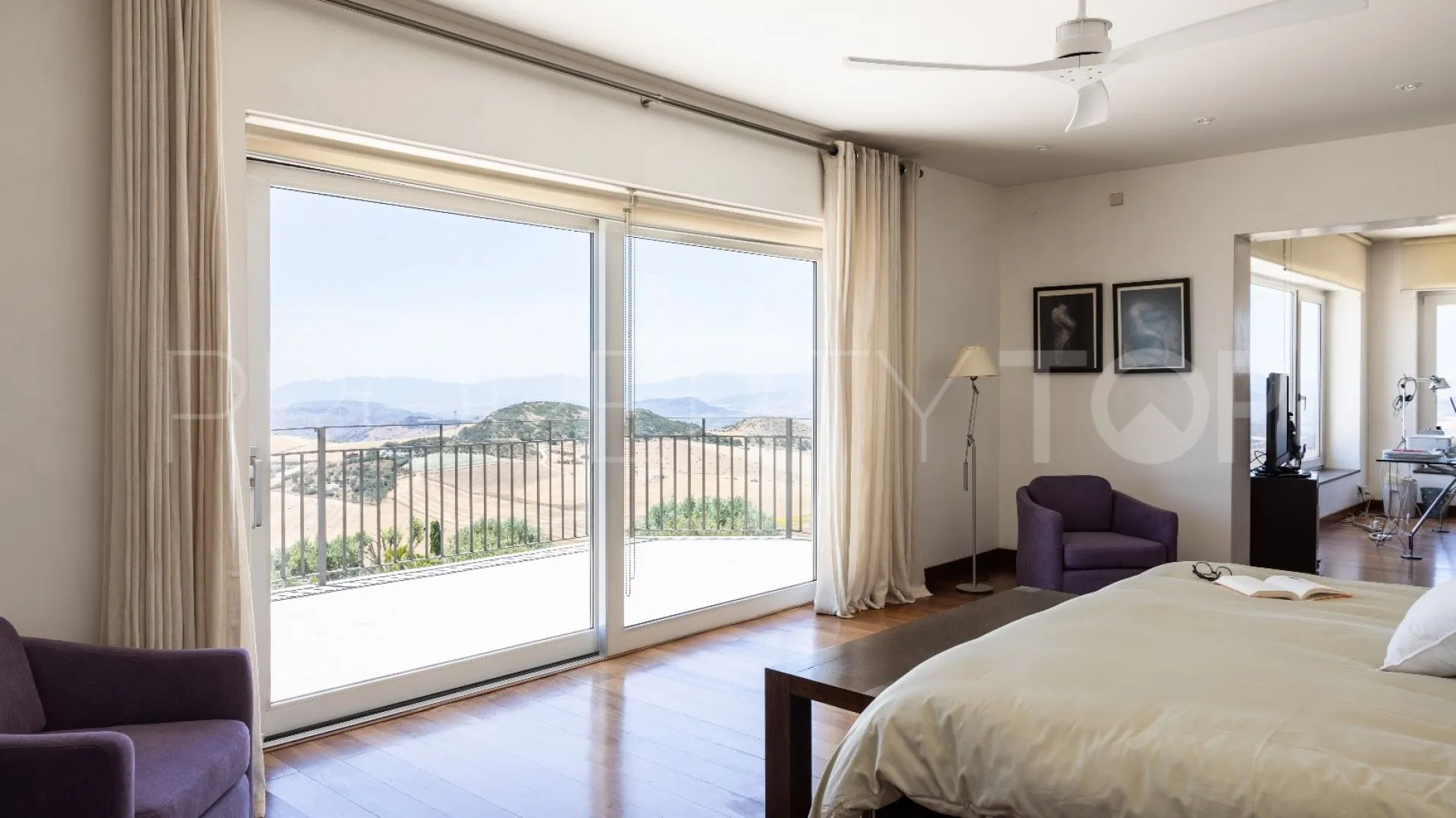Villa de 5 dormitorios a la venta en Antequera