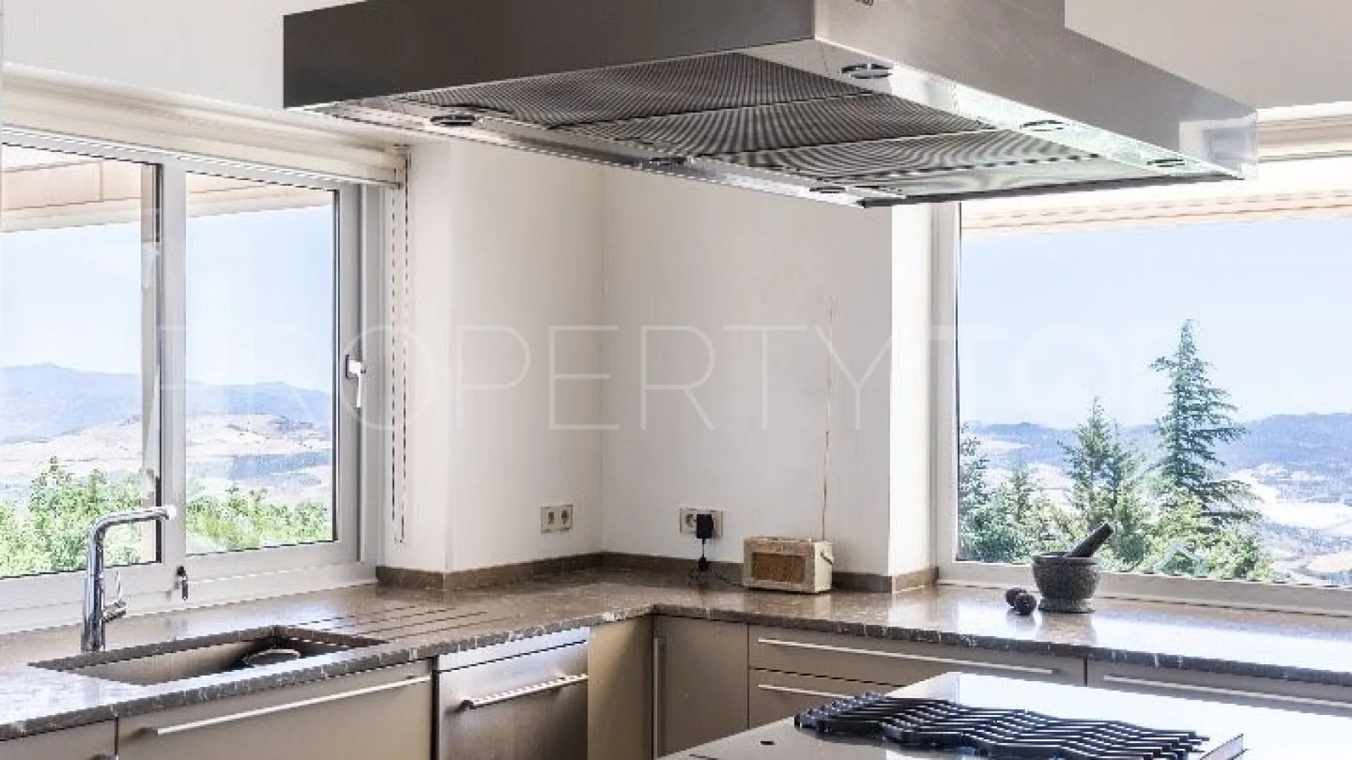 Villa de 5 dormitorios a la venta en Antequera