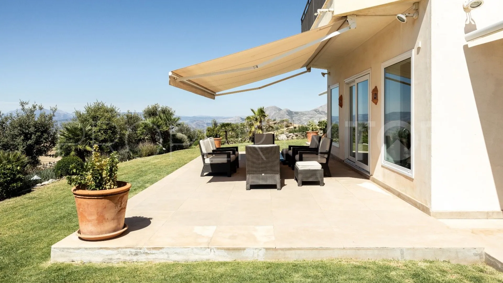 Villa de 5 dormitorios a la venta en Antequera