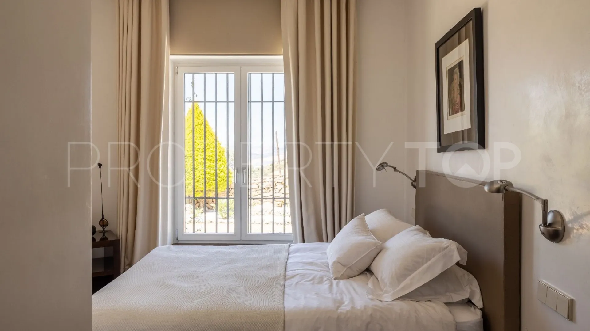 Villa de 5 dormitorios a la venta en Antequera