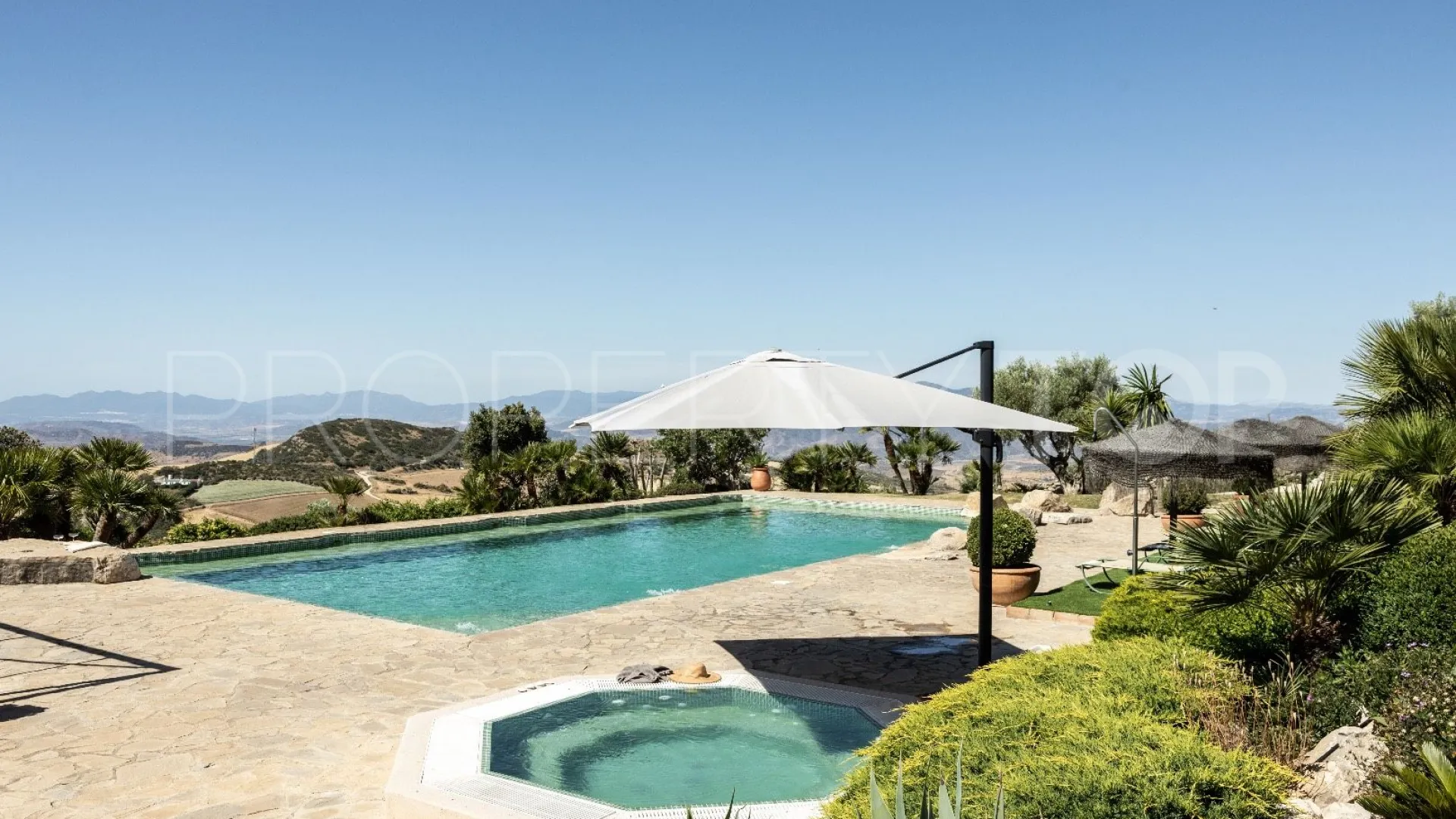 Villa de 5 dormitorios a la venta en Antequera