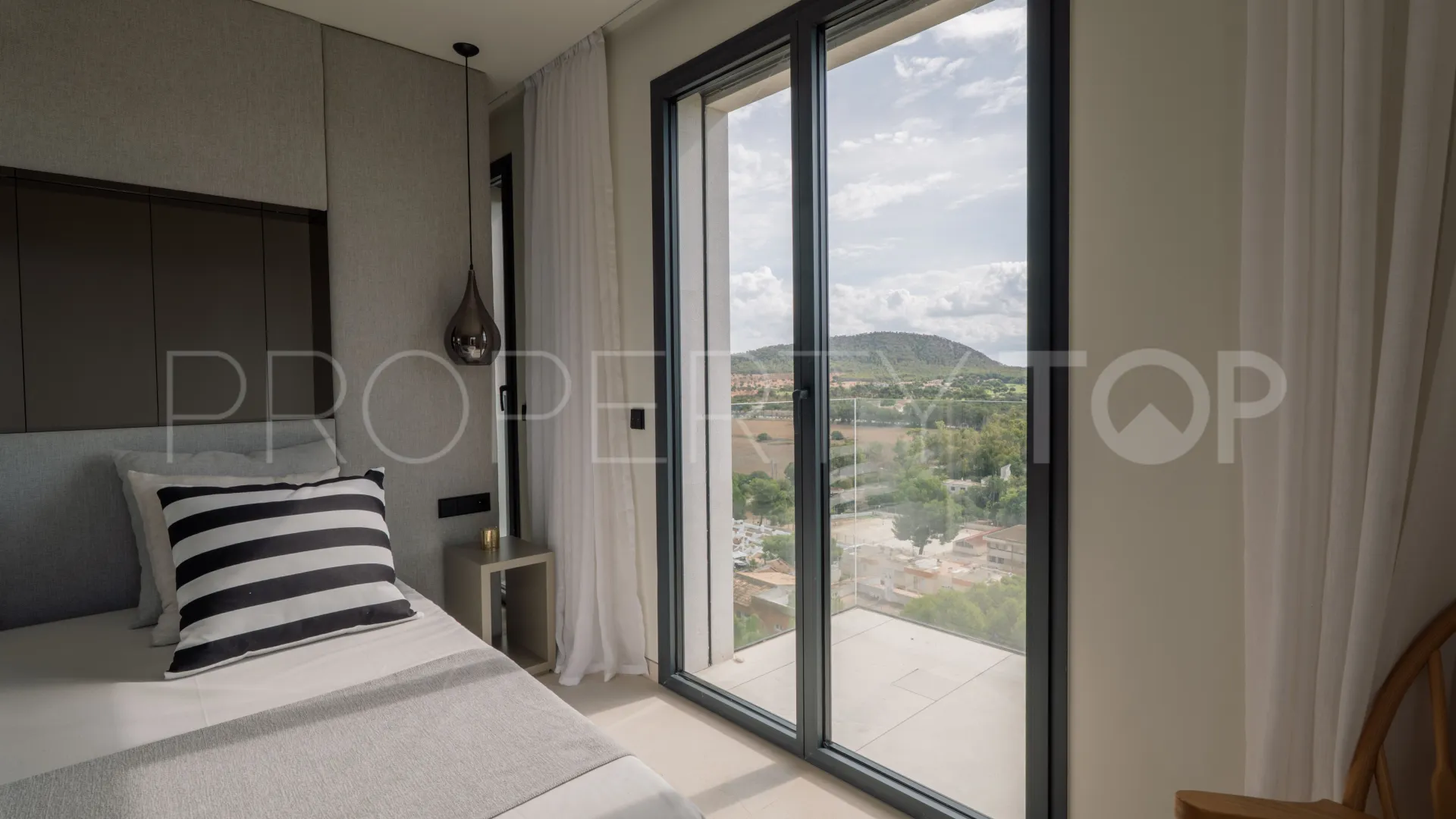 Ground floor apartment for sale in Santa Ponsa with 4 bedrooms