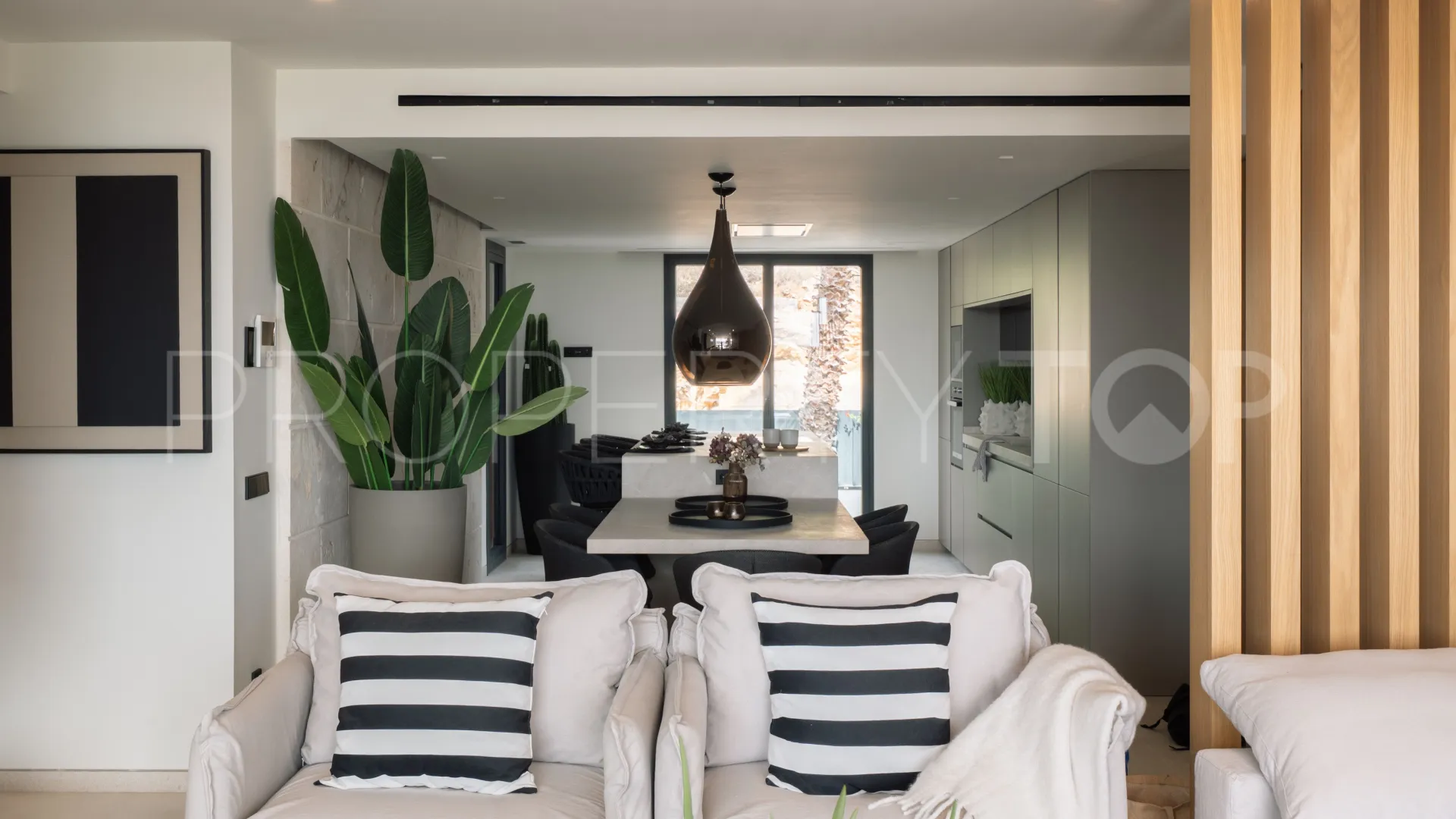 Ground floor apartment for sale in Santa Ponsa with 4 bedrooms