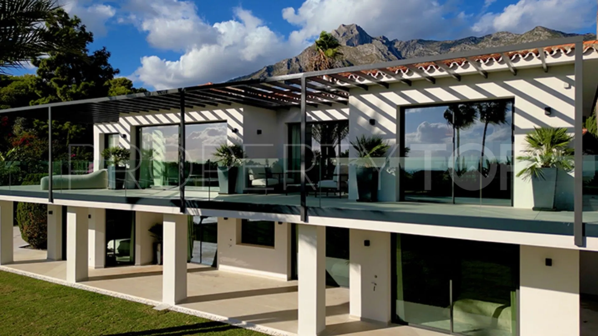 5 bedrooms villa in Nagüeles for sale