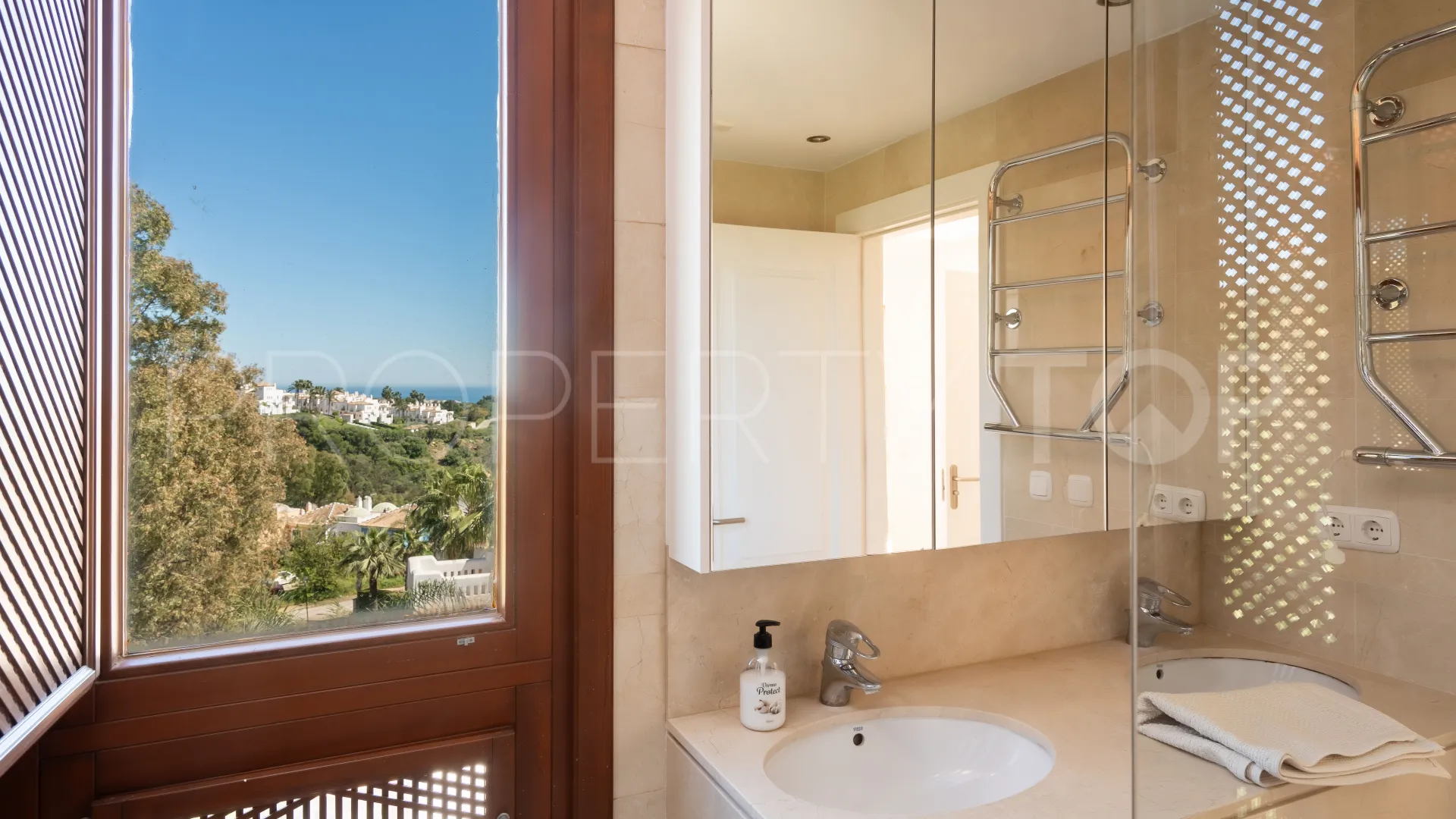 Atico duplex a la venta en Nueva Andalucia de 2 dormitorios