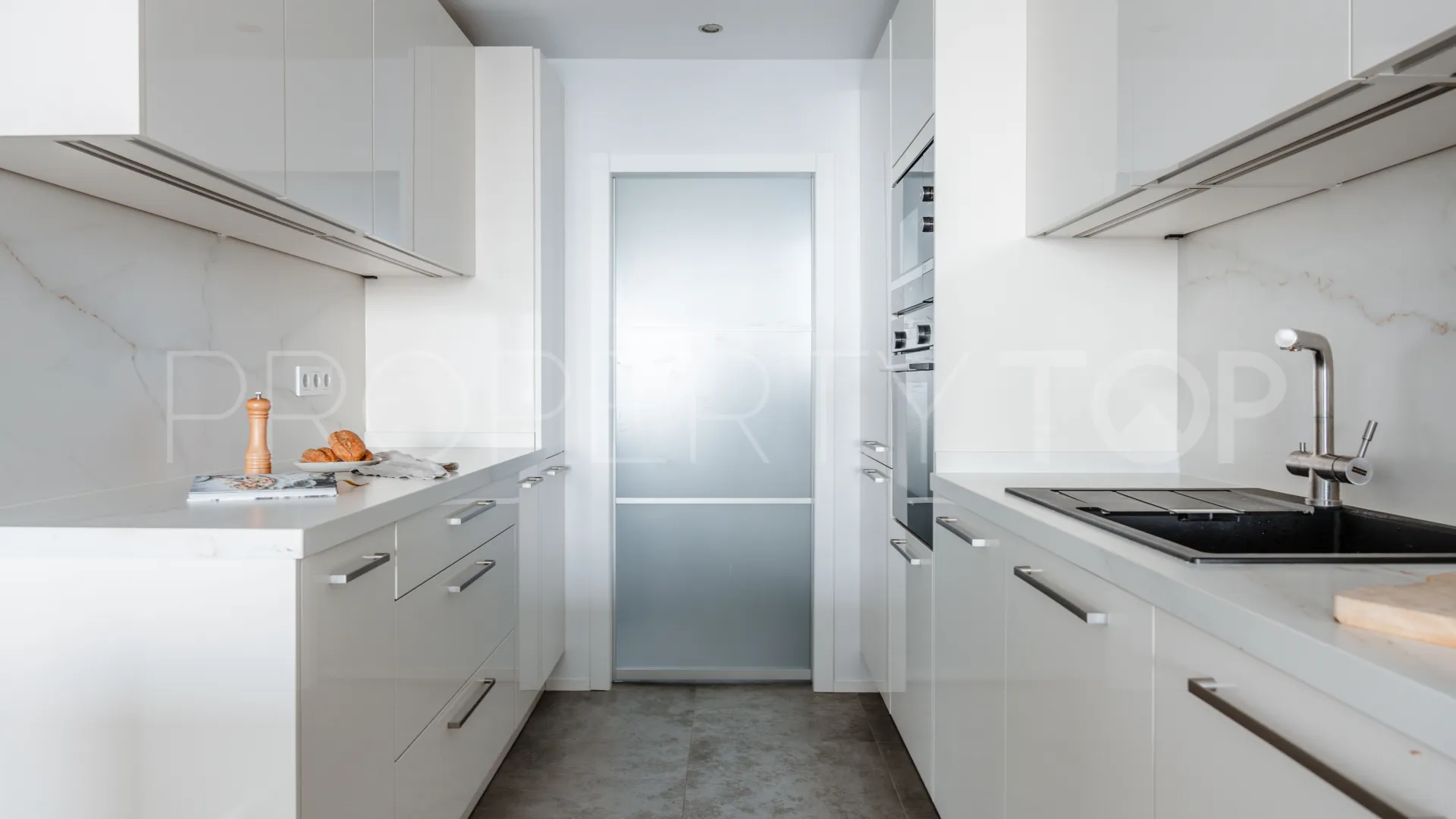 Atico duplex a la venta en Nueva Andalucia de 2 dormitorios