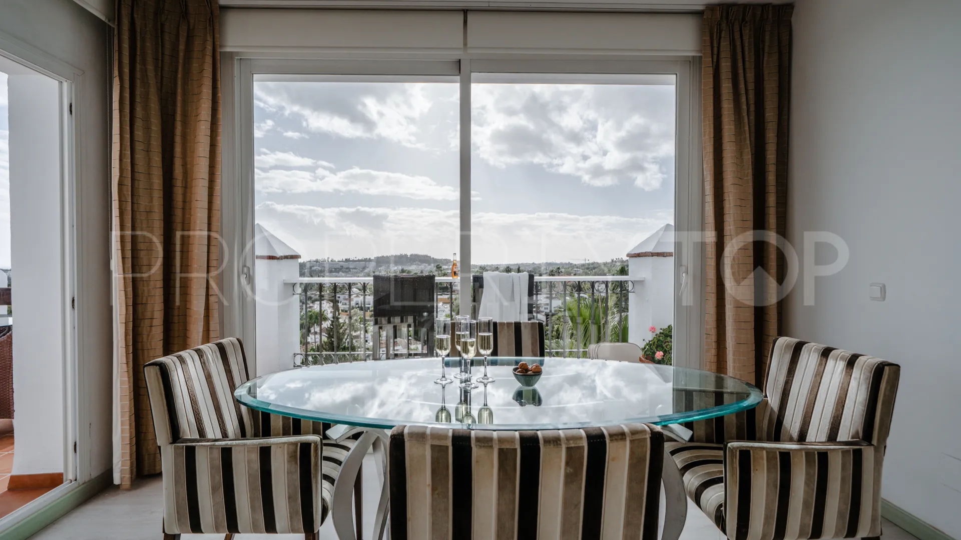 Atico duplex a la venta en Nueva Andalucia de 2 dormitorios
