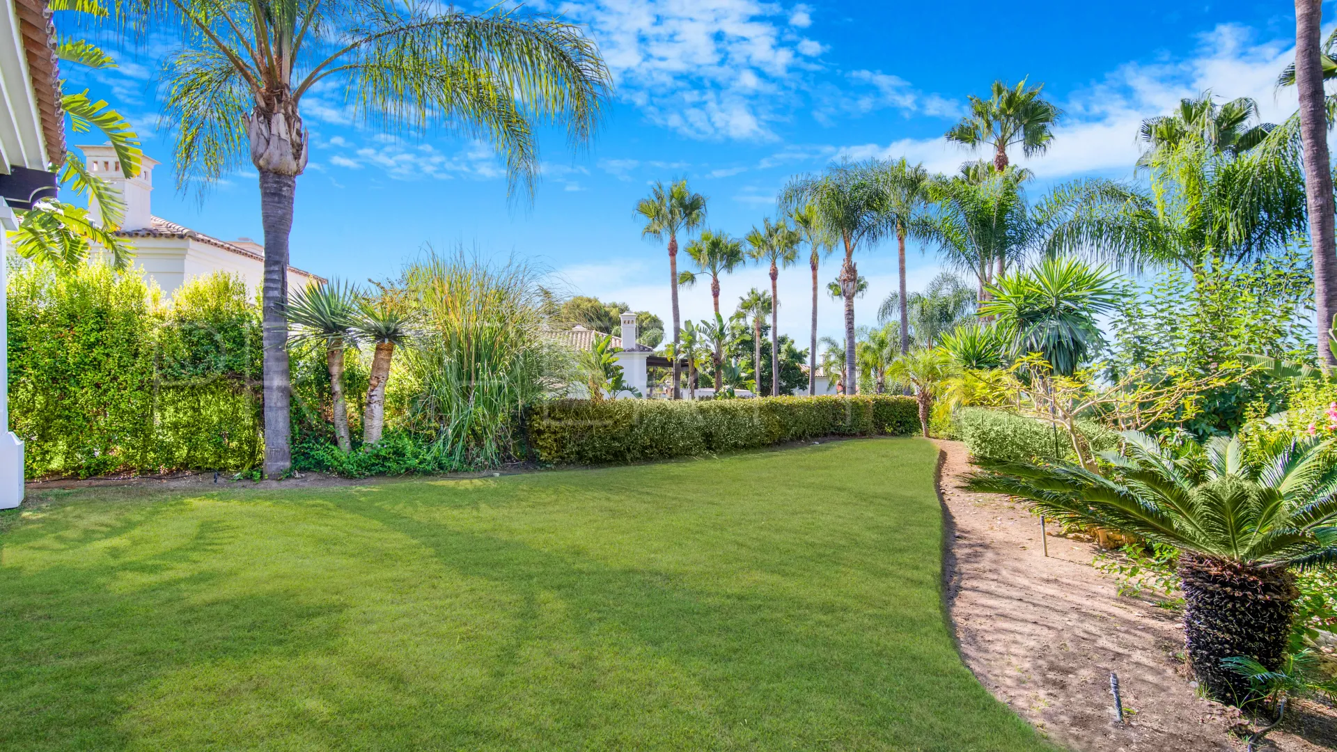 Villa en venta con 5 dormitorios en Lomas de Magna Marbella