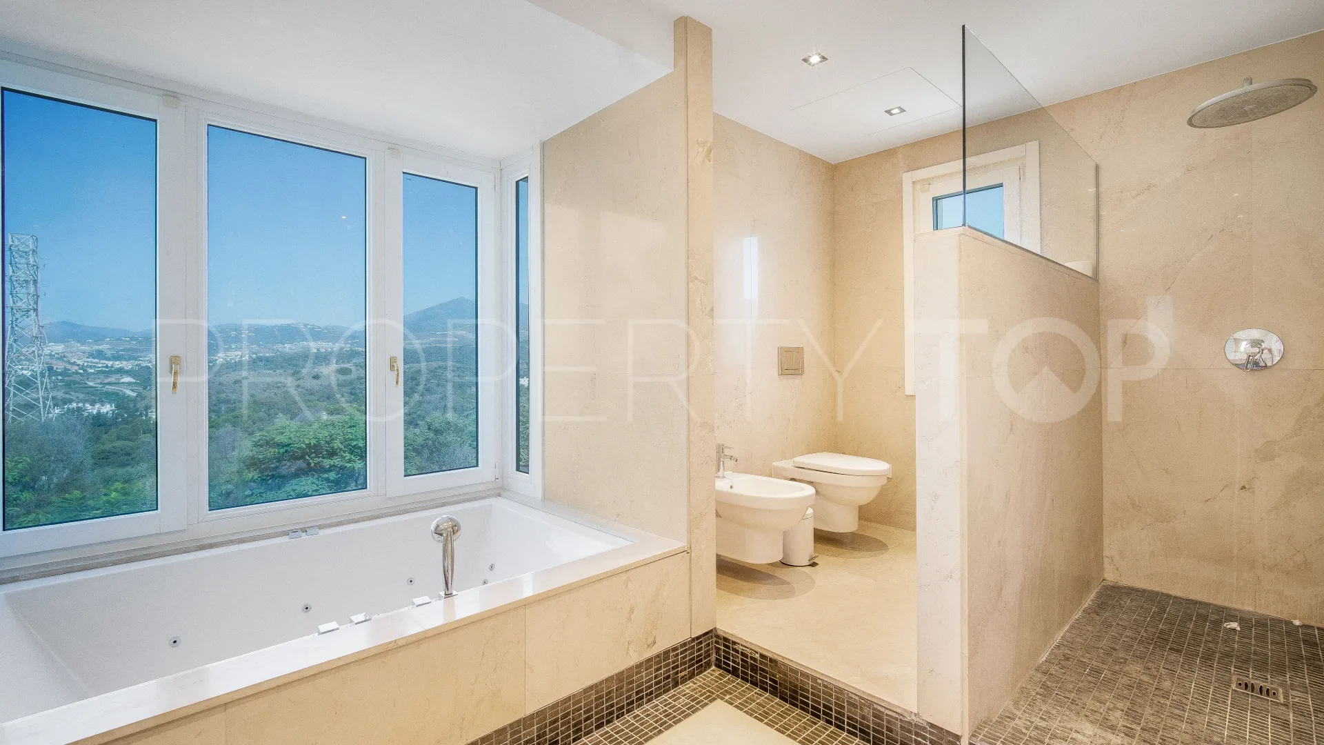 Villa en venta con 5 dormitorios en Lomas de Magna Marbella