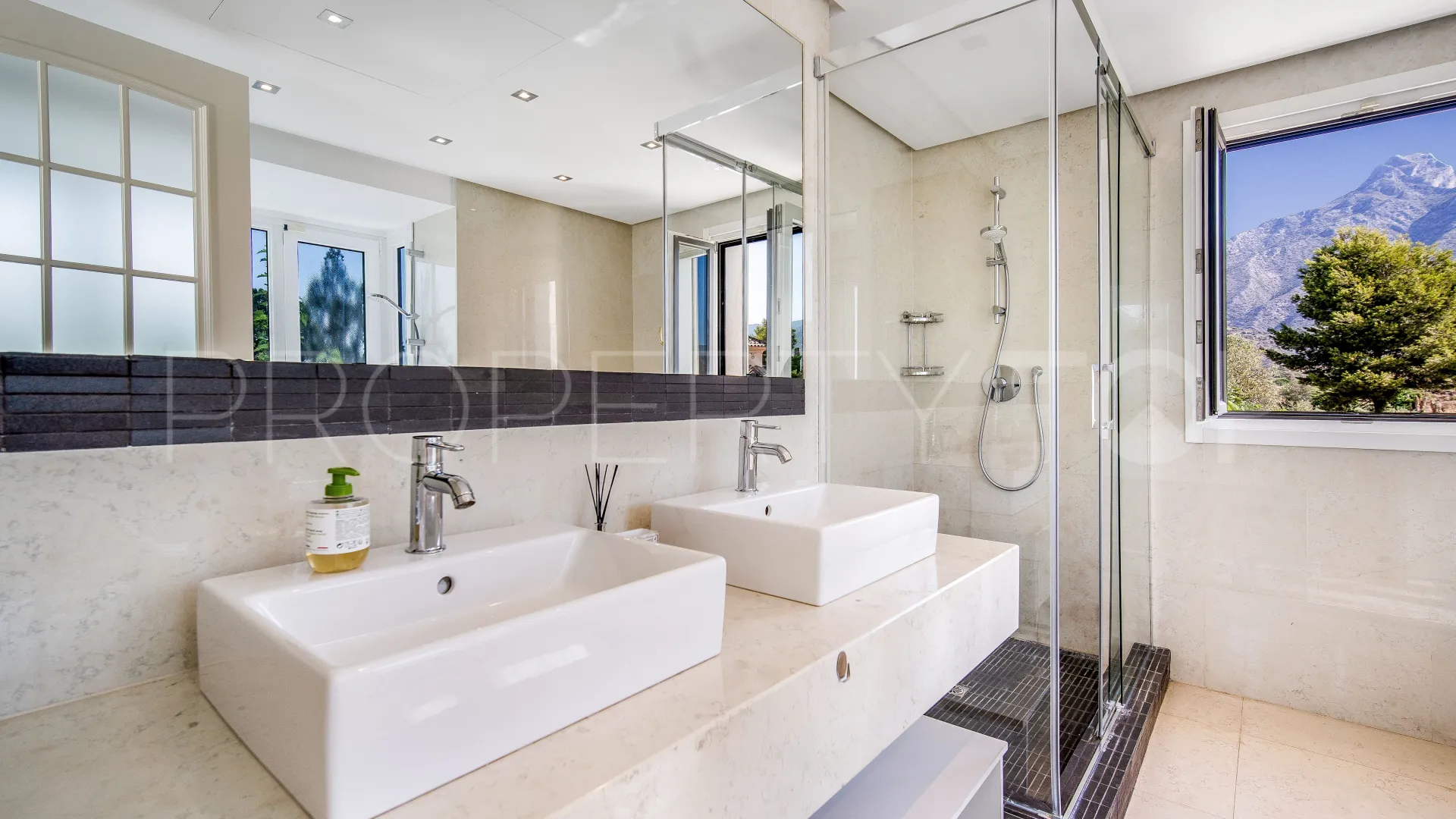 Villa en venta con 5 dormitorios en Lomas de Magna Marbella