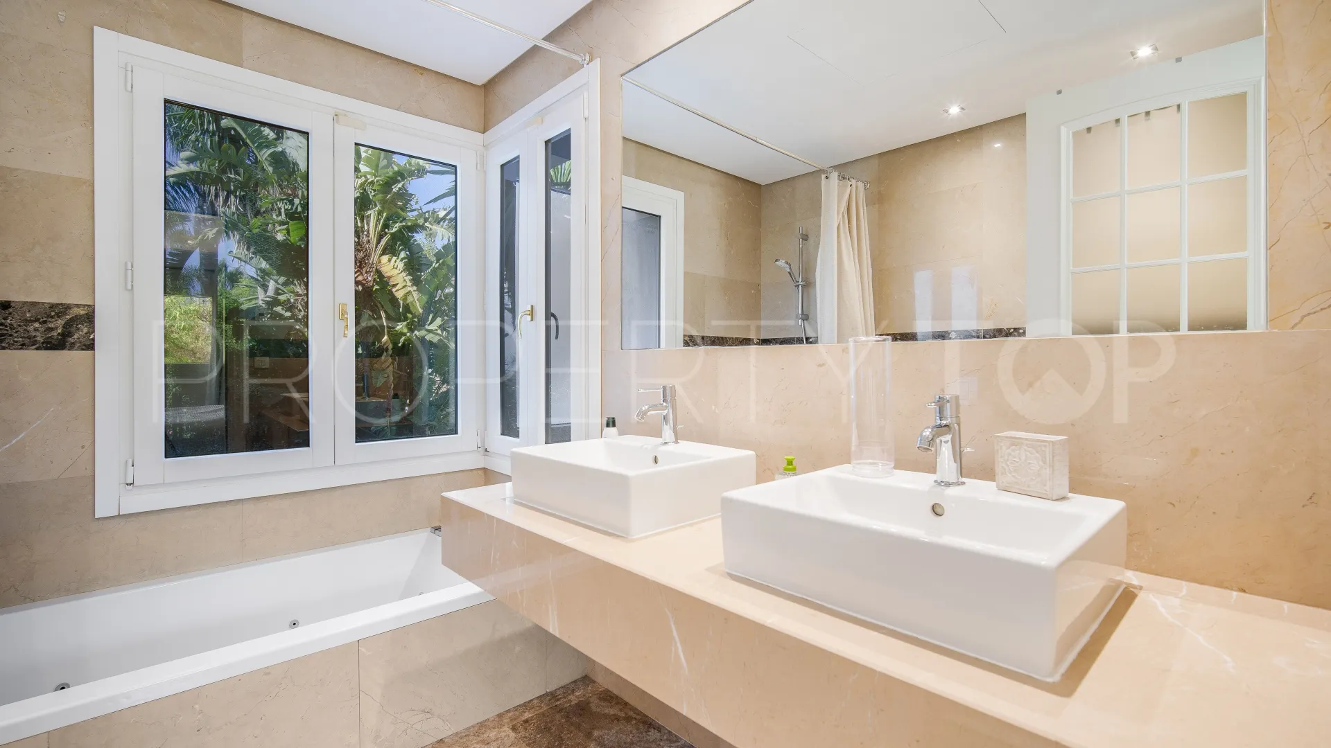 Villa en venta con 5 dormitorios en Lomas de Magna Marbella