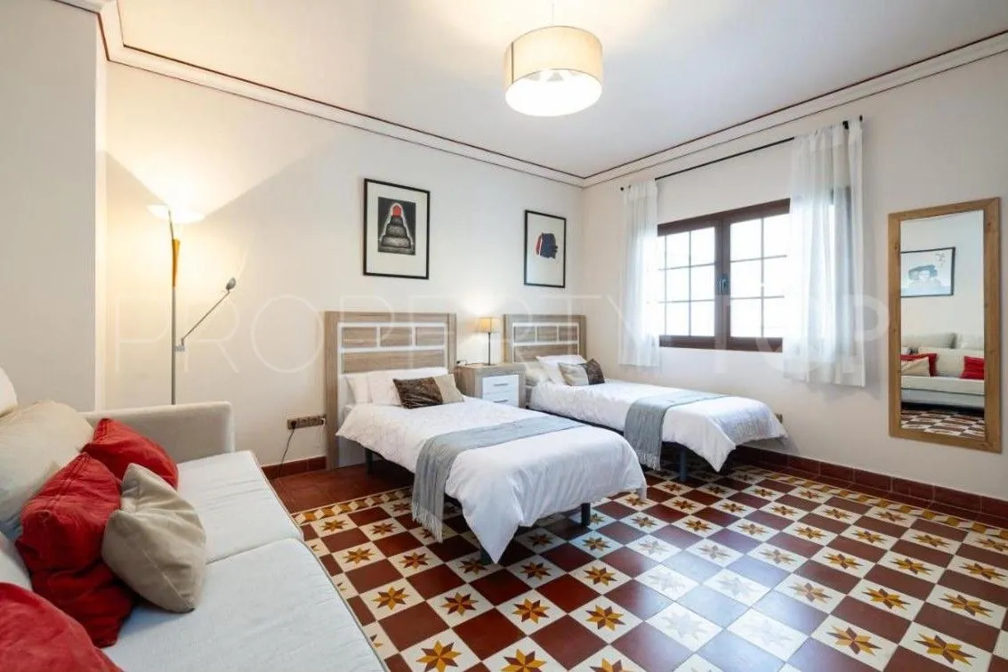 Buy house with 5 bedrooms in Fuengirola Centro