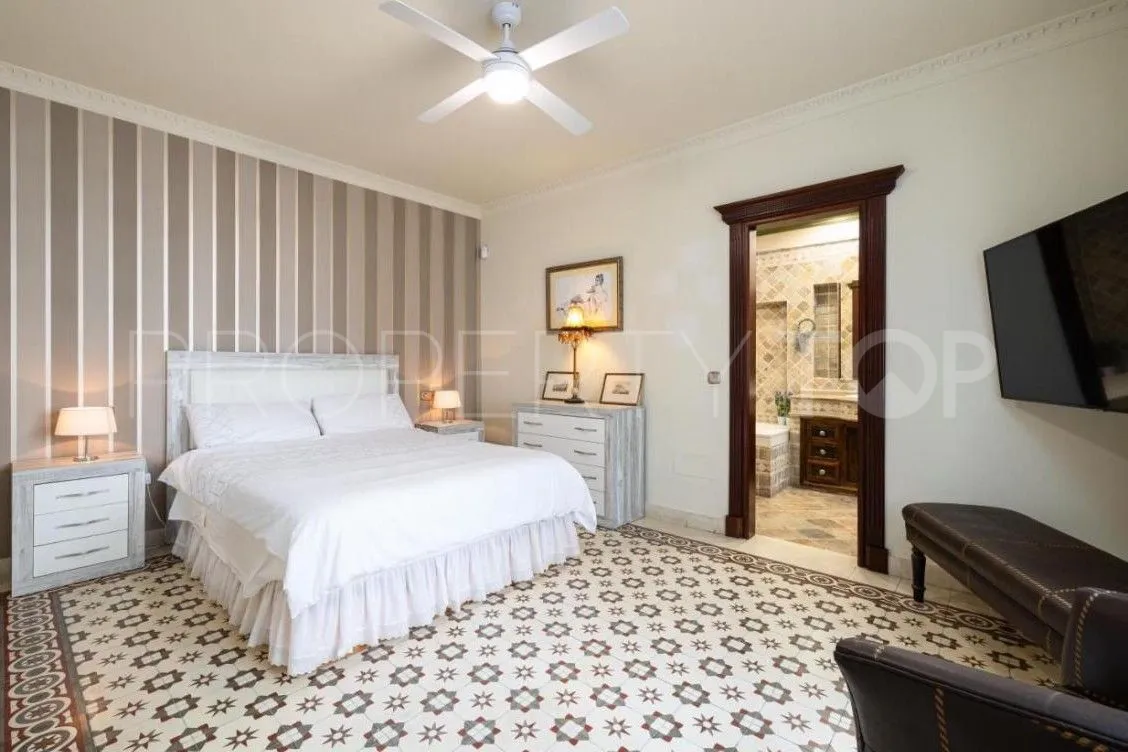 Buy house with 5 bedrooms in Fuengirola Centro