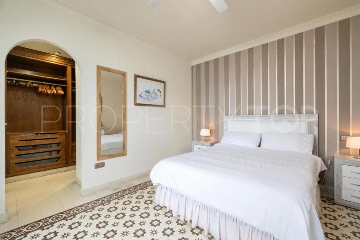 Buy house with 5 bedrooms in Fuengirola Centro