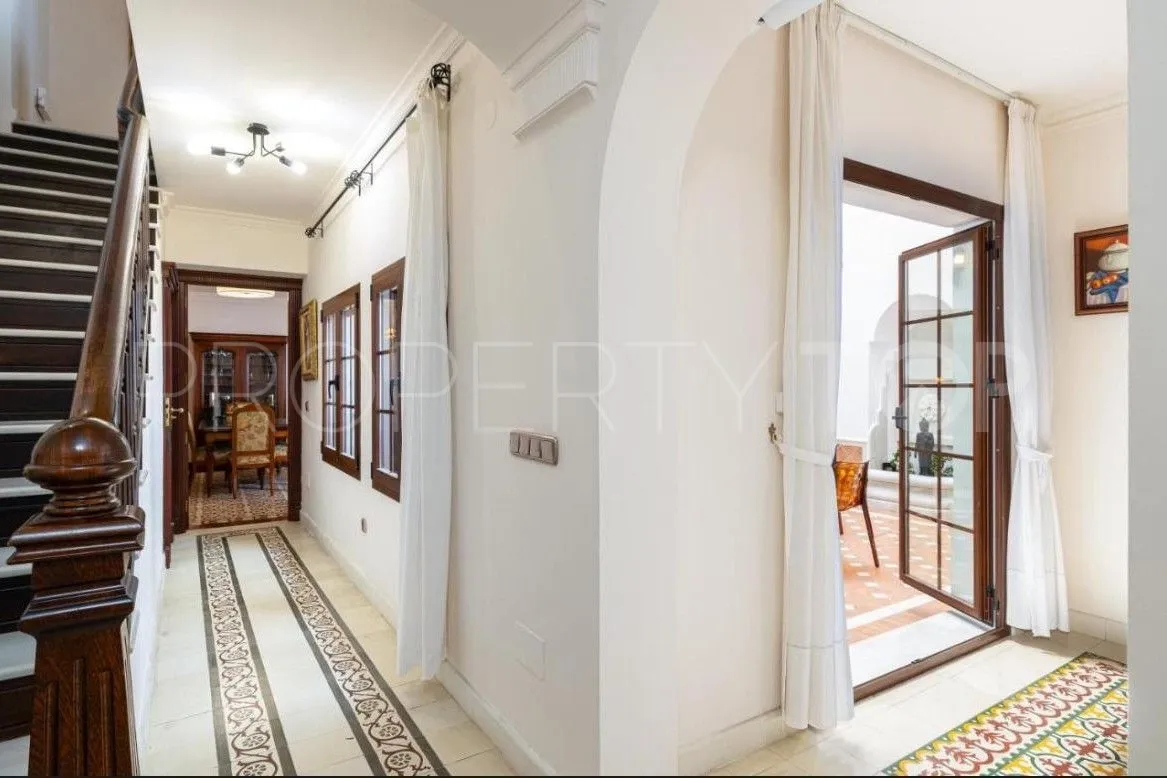 Buy house with 5 bedrooms in Fuengirola Centro