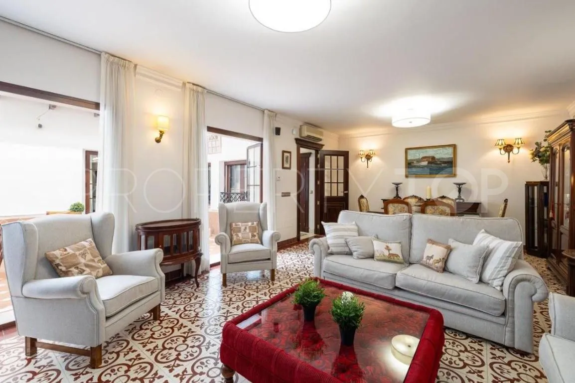 Buy house with 5 bedrooms in Fuengirola Centro