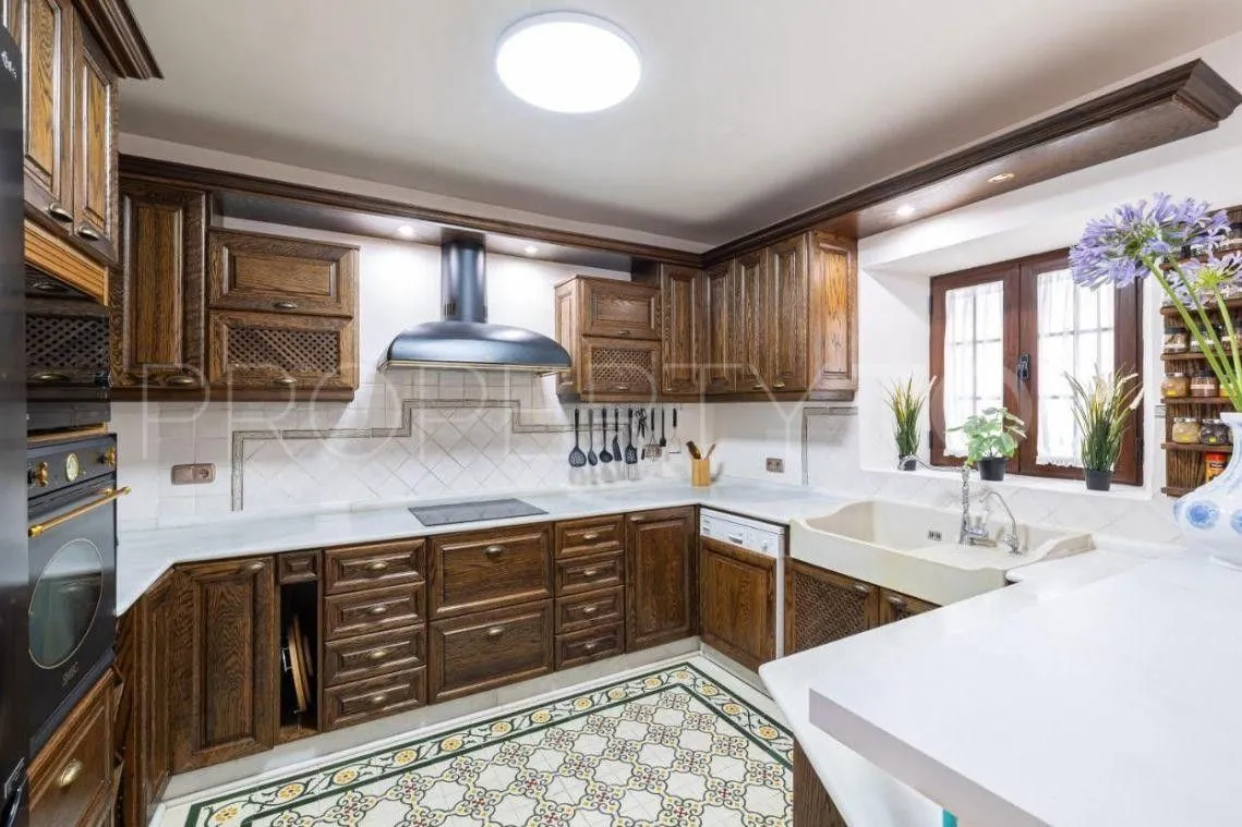 Buy house with 5 bedrooms in Fuengirola Centro