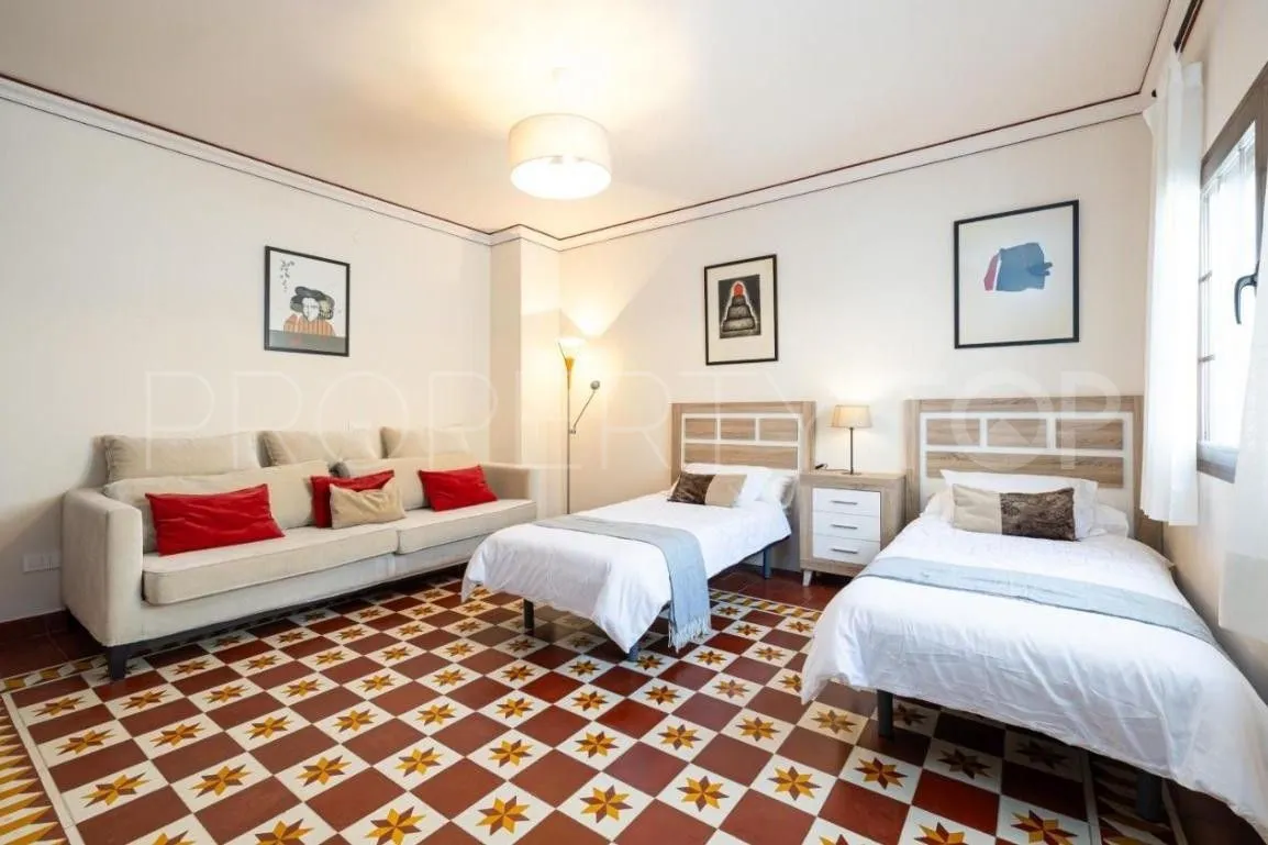 Buy house with 5 bedrooms in Fuengirola Centro