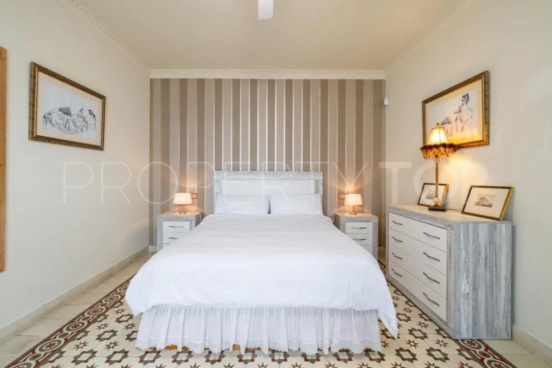Buy house with 5 bedrooms in Fuengirola Centro